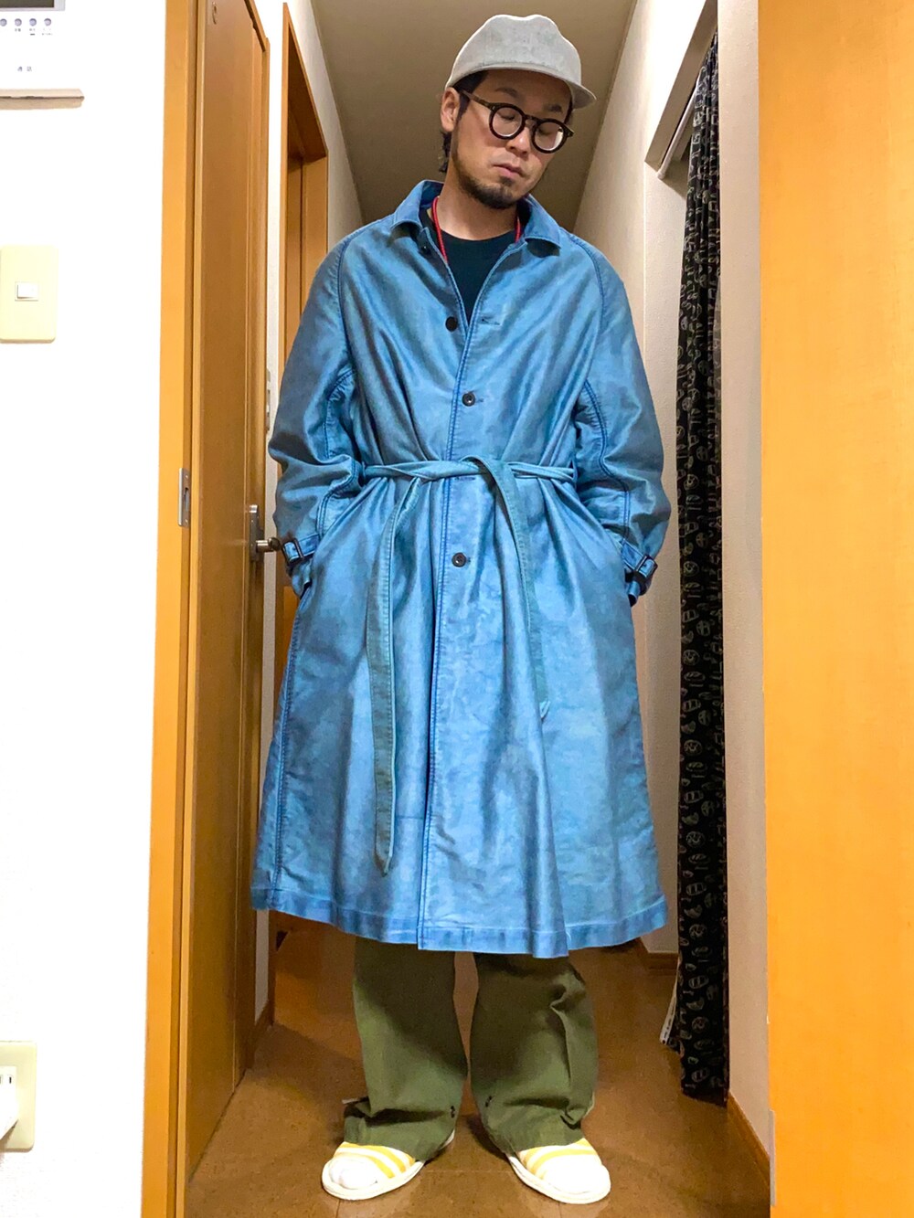 ブルー系のジャケット/アウター、ブラック系のスウェット、グリーン系のカーゴパンツを着用したメンズの冬コーディネートの2枚目の写真