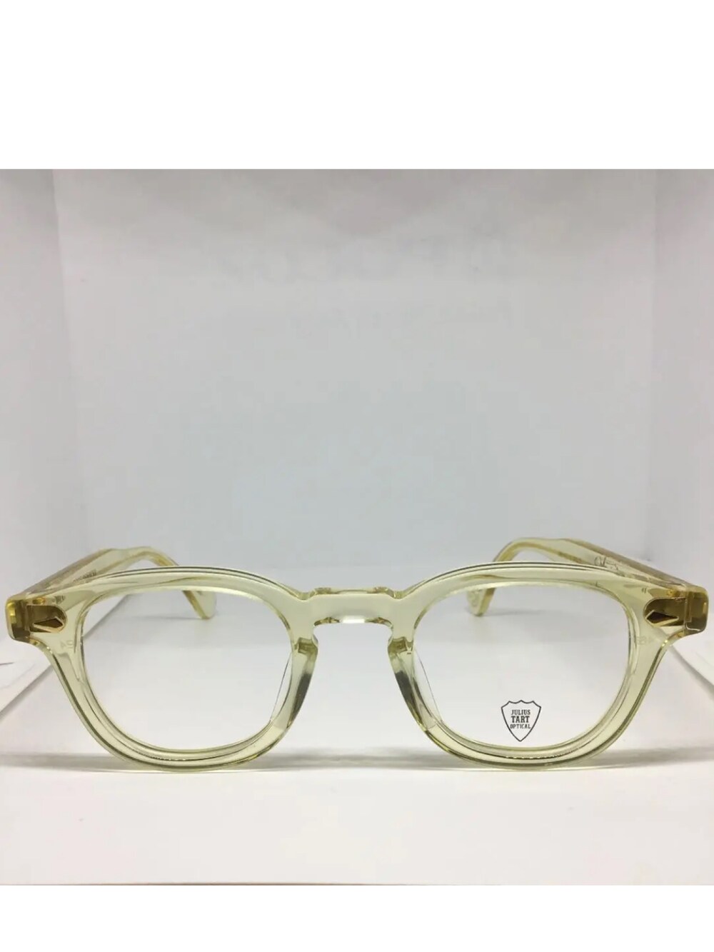 オレンジ系のTシャツ/カットソー、ブラック系のベスト、ブラウン系のパンツを着用したメンズの春コーディネートの2枚目の写真