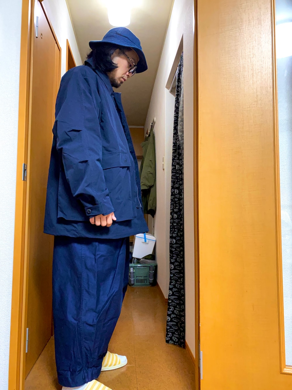 ブルー系のシャツ/ブラウス、ブルー系のミリタリージャケット、ブルー系のカーゴパンツを着用したメンズの春コーディネートの2枚目の写真