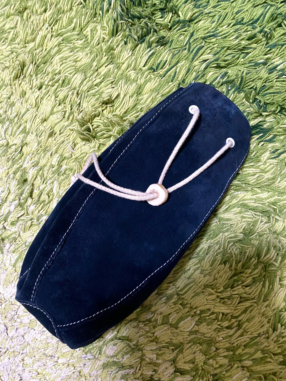 ピンク系のシャツ/ブラウス、ブルー系のハンドバッグ、グレー系のスウェットパンツを着用したメンズの春コーディネートの2枚目の写真