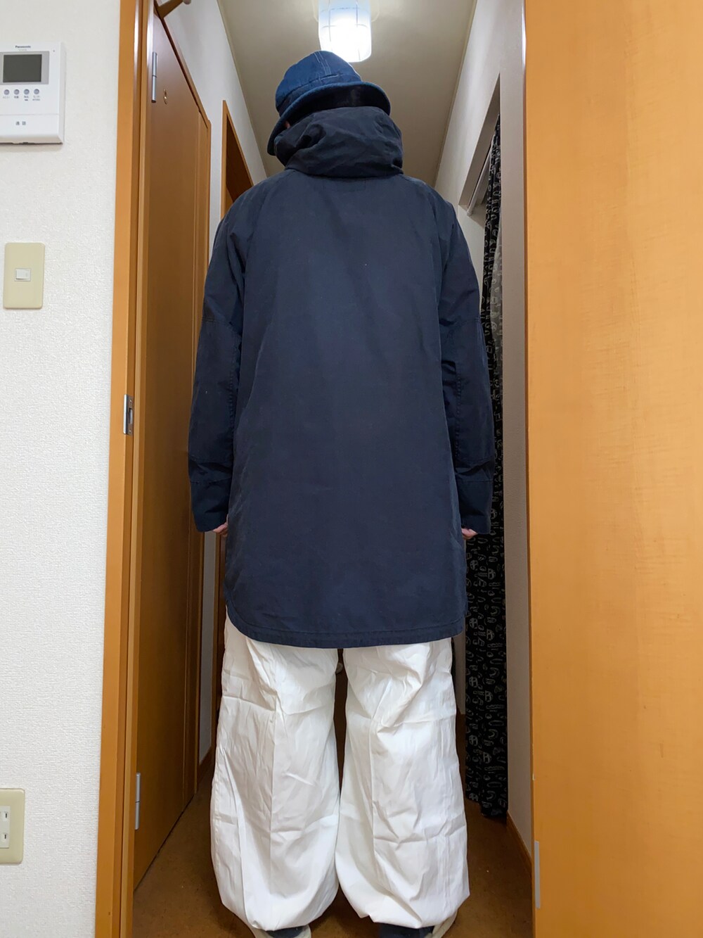 ブルー系のジャケット/アウター、ホワイト系のパンツ、ブルー系のハットを着用したメンズの冬コーディネートの3枚目の写真