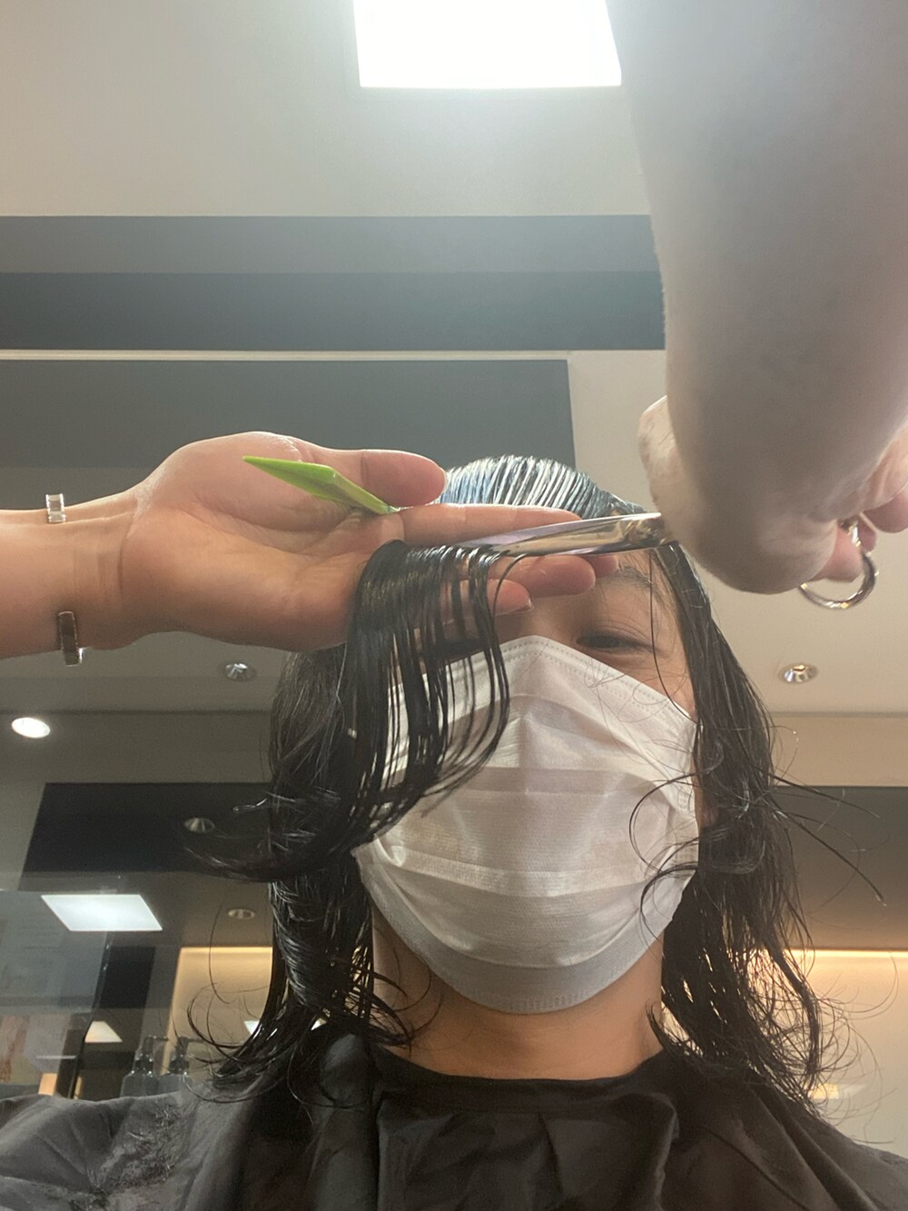 ブラック系のTシャツ/カットソー、ブルー系のパンツ、ブルー系のキャップを着用したメンズの夏コーディネートの2枚目の写真