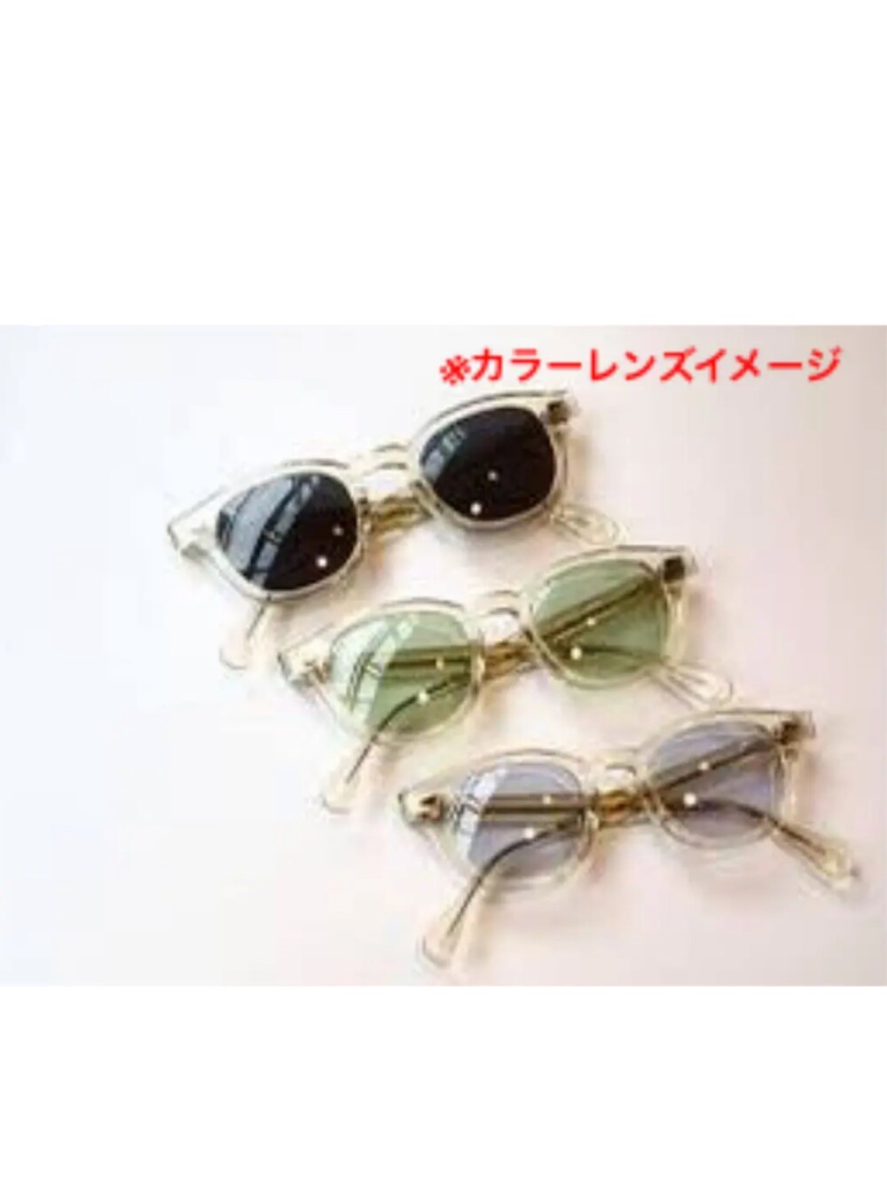 オレンジ系のTシャツ/カットソー、ブラック系のベスト、ブラウン系のパンツを着用したメンズの春コーディネートの3枚目の写真