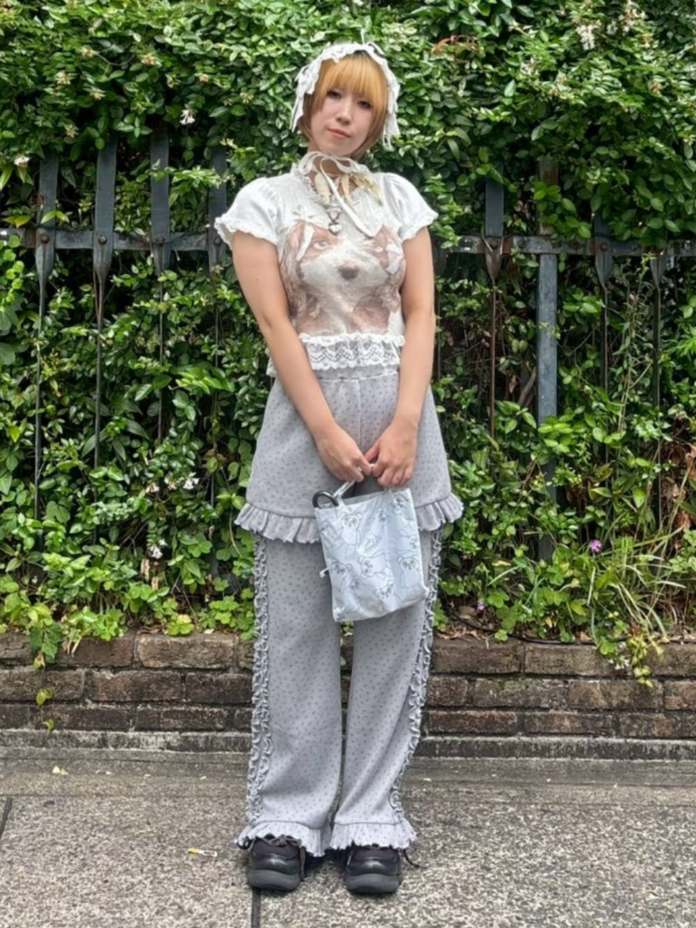 グレー系のその他パンツ、ホワイト系のTシャツ/カットソー、ホワイト系の折りたたみ傘を着用したレディースの夏コーディネートの3枚目の写真