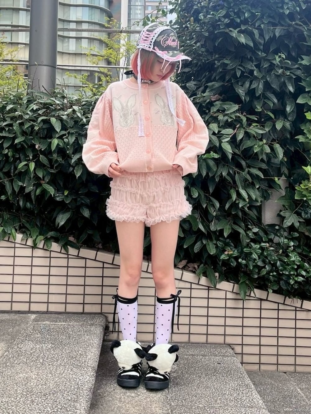 ピンク系のその他パンツ、ピンク系のカーディガン/ボレロ、ホワイト系のソックス/靴下を着用したレディースの秋コーディネートの2枚目の写真