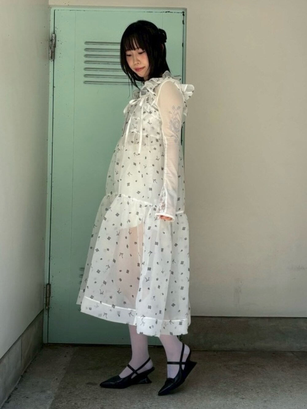 ホワイト系のその他パンツ、ホワイト系のワンピース、ホワイト系のTシャツ/カットソーを着用したレディースの夏コーディネートの4枚目の写真