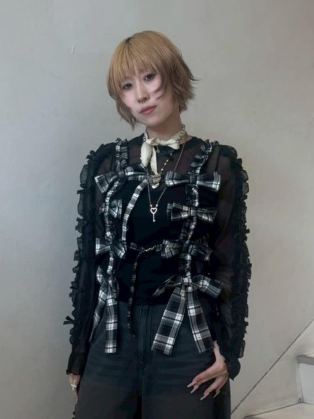 ブラック系のその他トップス、ブラック系のその他トップス、ブラック系のデニムパンツを着用したレディースの春コーディネートの4枚目の写真