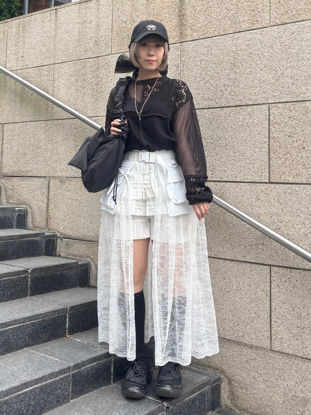 ホワイト系のスカート、ホワイト系のその他パンツ、ブラック系のショルダーバッグを着用したレディースの夏コーディネートの4枚目の写真