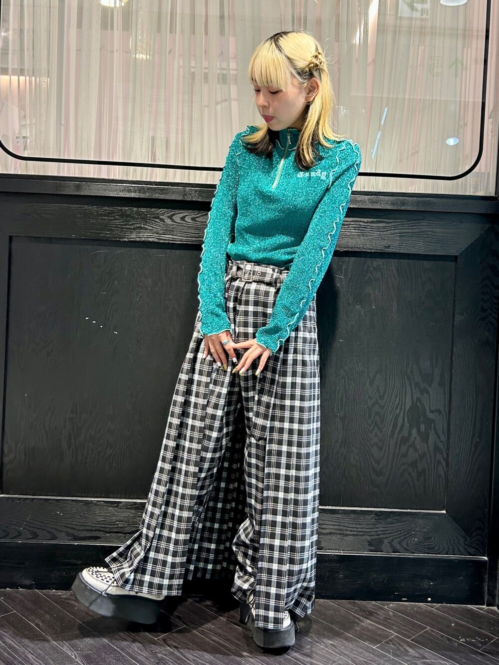 ブラック系のその他パンツ、グリーン系のその他トップスを着用したレディースの秋コーディネートの2枚目の写真