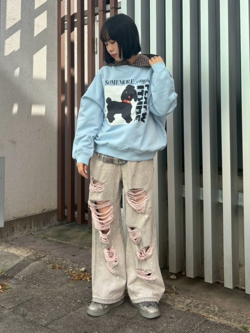 ブラック系のデニムパンツ、ブラウン系のシャツ/ブラウス、ブルー系のスウェットを着用したレディースの冬コーディネートの4枚目の写真