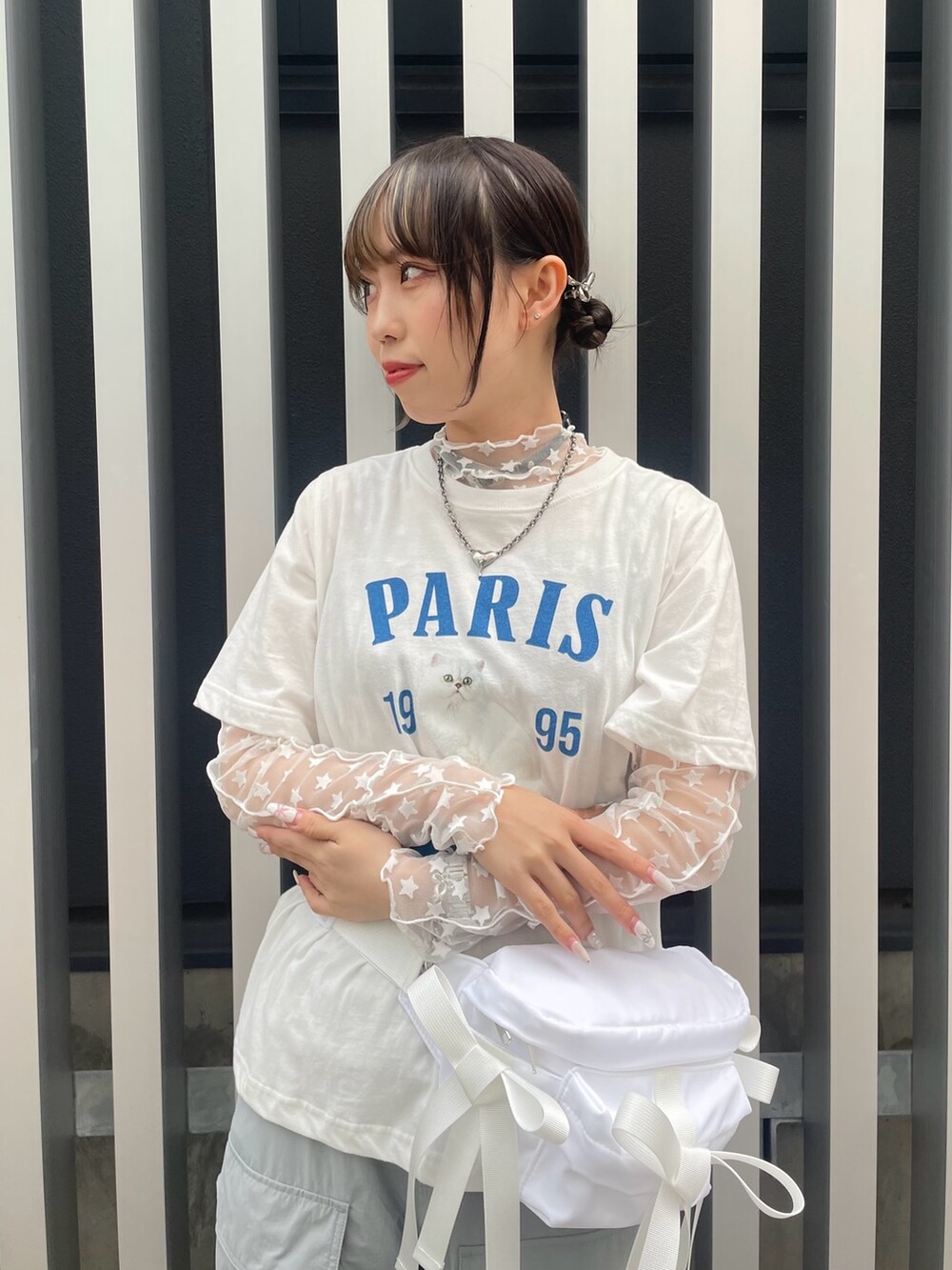 ホワイト系のTシャツ/カットソー、ホワイト系のその他トップス、グレー系のカーゴパンツを着用したレディースの春コーディネートの4枚目の写真