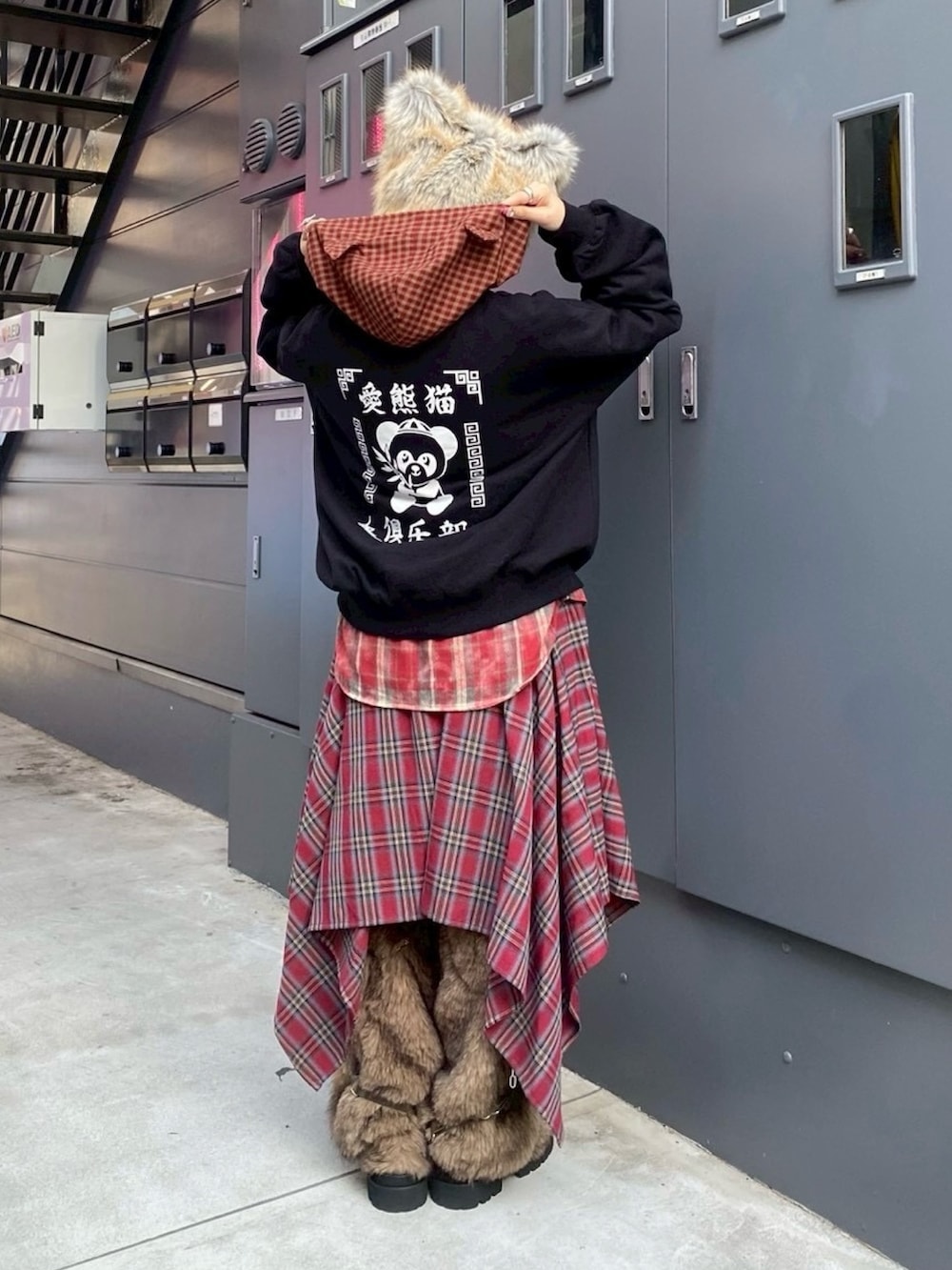 ブラウン系のブーツ、レッド系のスカート、レッド系のシャツ/ブラウスを着用したレディースの冬コーディネートの3枚目の写真