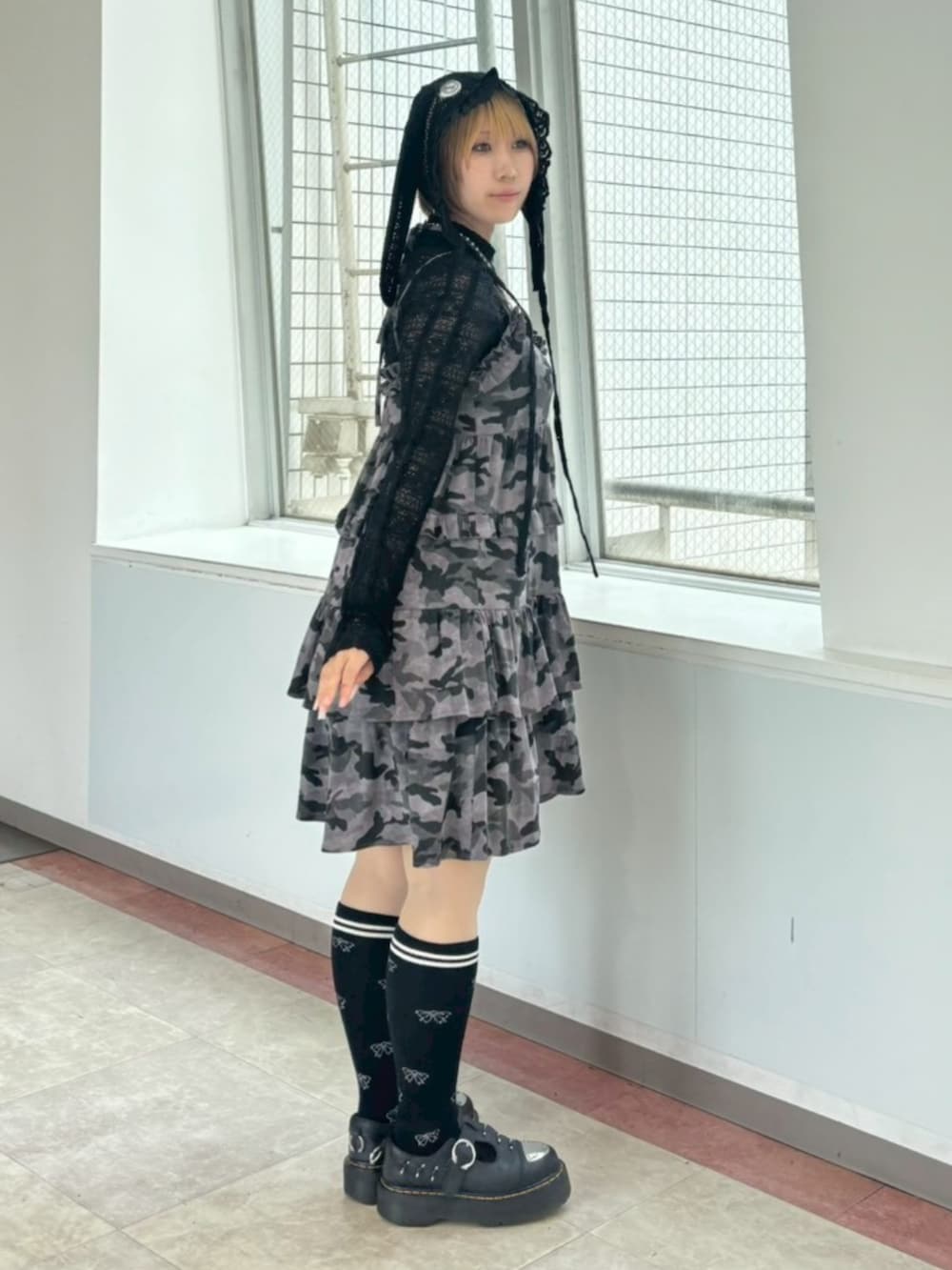 グレー系のワンピース、ブラック系のその他アウター、ブラック系のソックス/靴下を着用したレディースの夏コーディネートの3枚目の写真