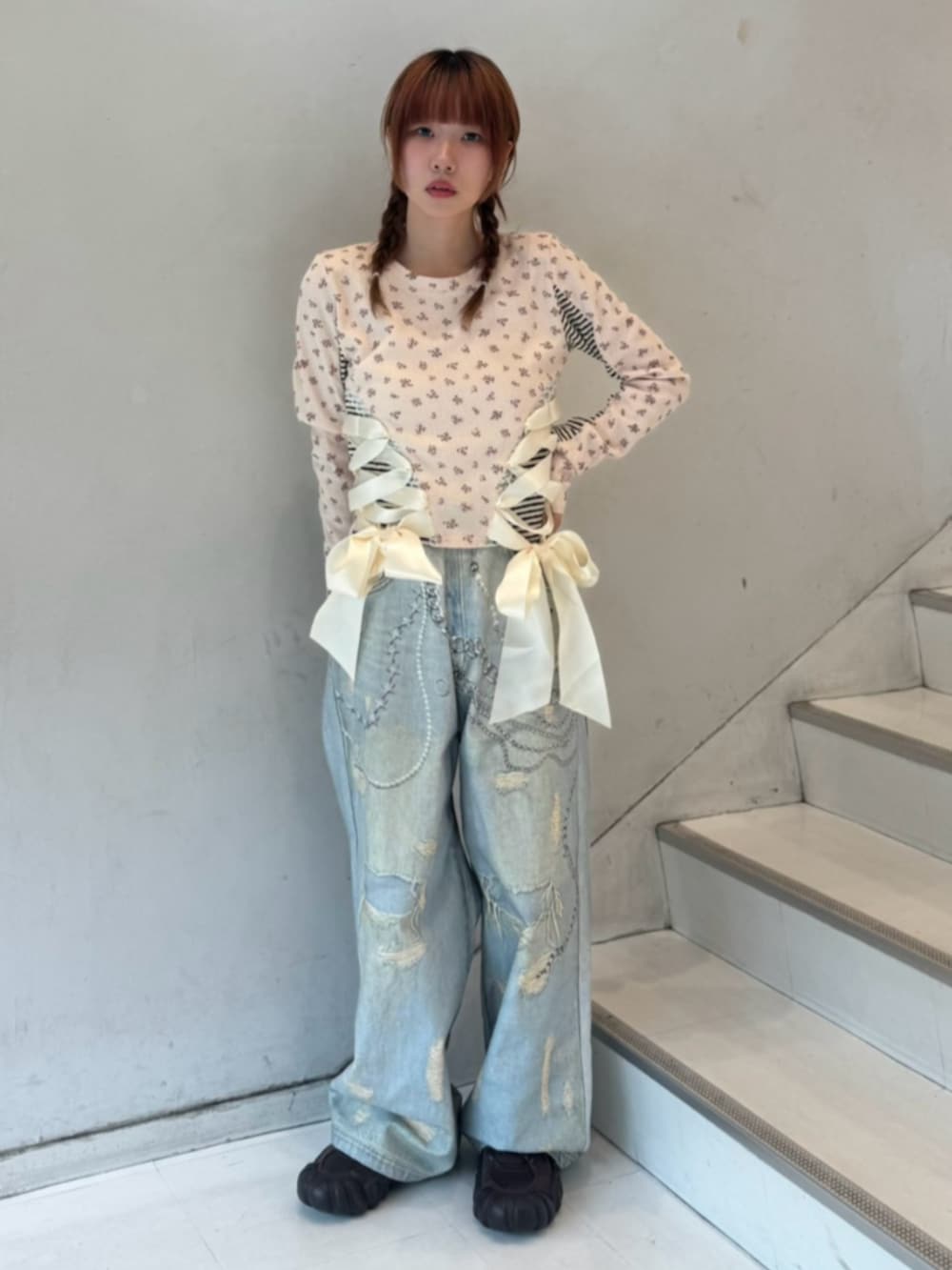 ブルー系のその他パンツ、ホワイト系のTシャツ/カットソーを着用したレディースの秋コーディネートの2枚目の写真