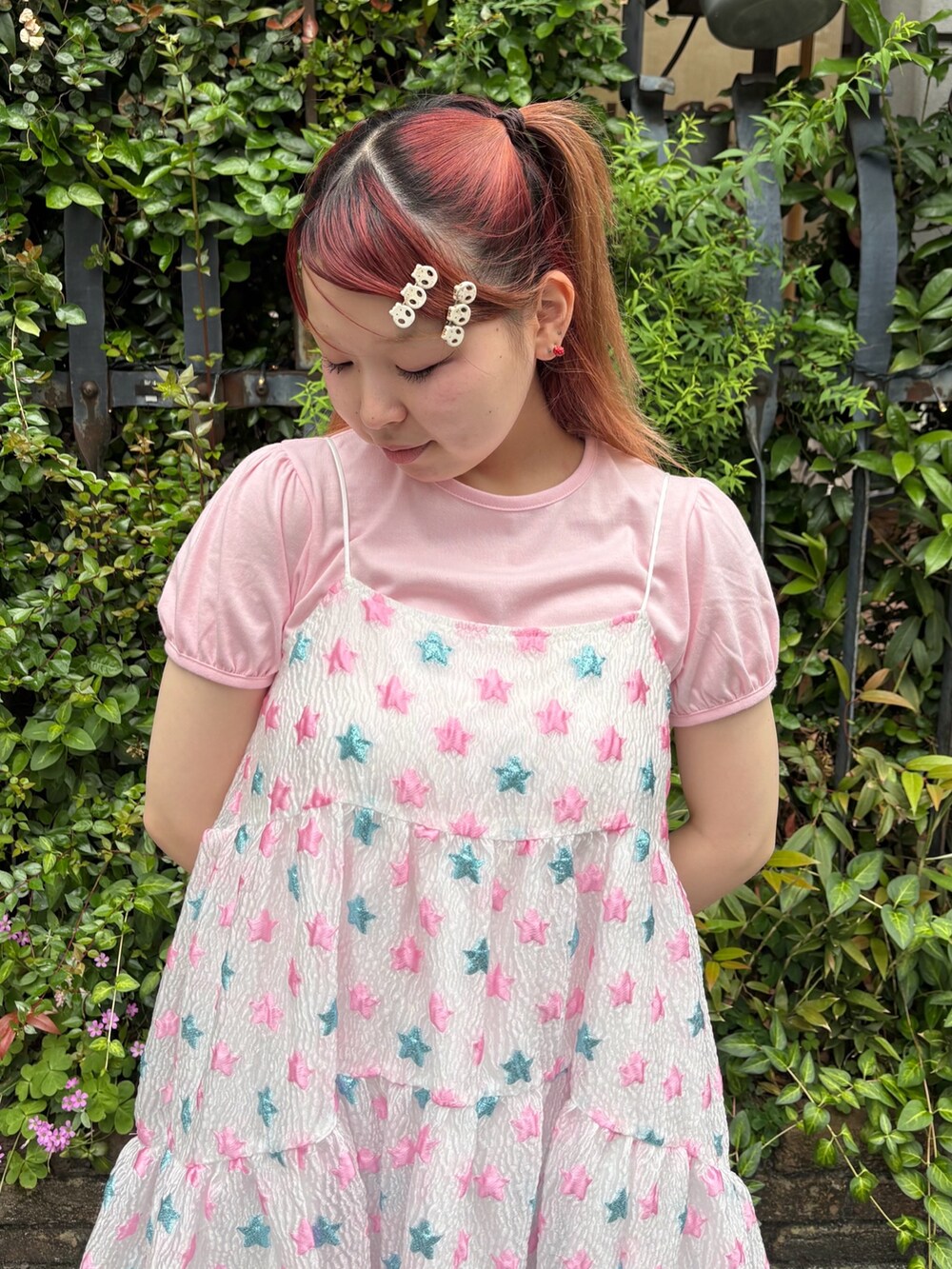 ピンク系のワンピース、ピンク系のTシャツ/カットソー、ブラック系のショルダーバッグを着用したレディースの夏コーディネートの5枚目の写真