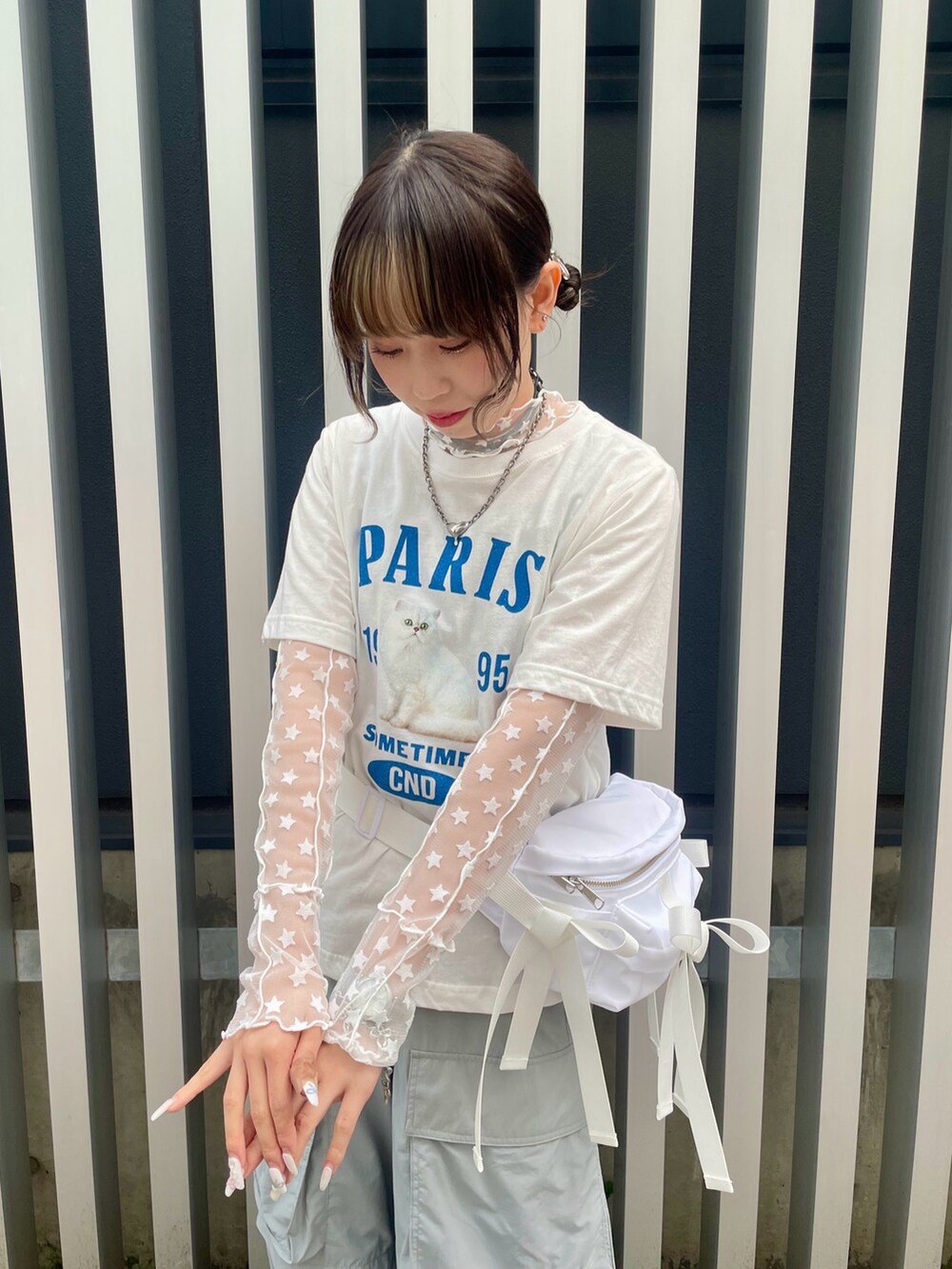 ホワイト系のTシャツ/カットソー、ホワイト系のその他トップス、グレー系のカーゴパンツを着用したレディースの春コーディネートの5枚目の写真