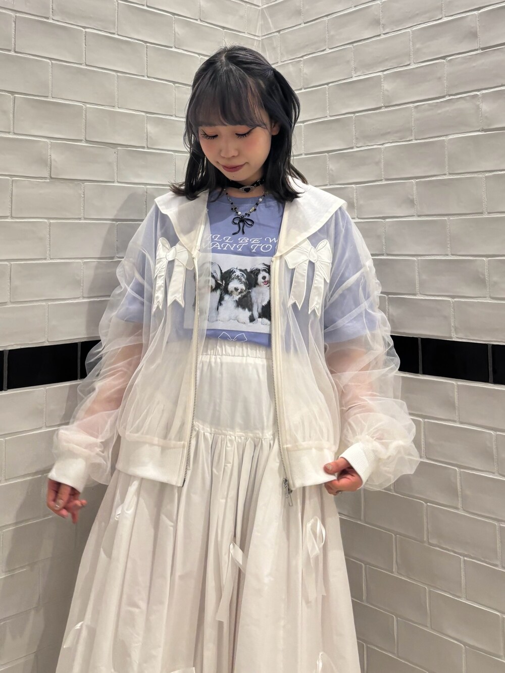 ホワイト系のブルゾン、ブルー系のTシャツ/カットソー、ホワイト系のスカートを着用したレディースの春コーディネートの5枚目の写真