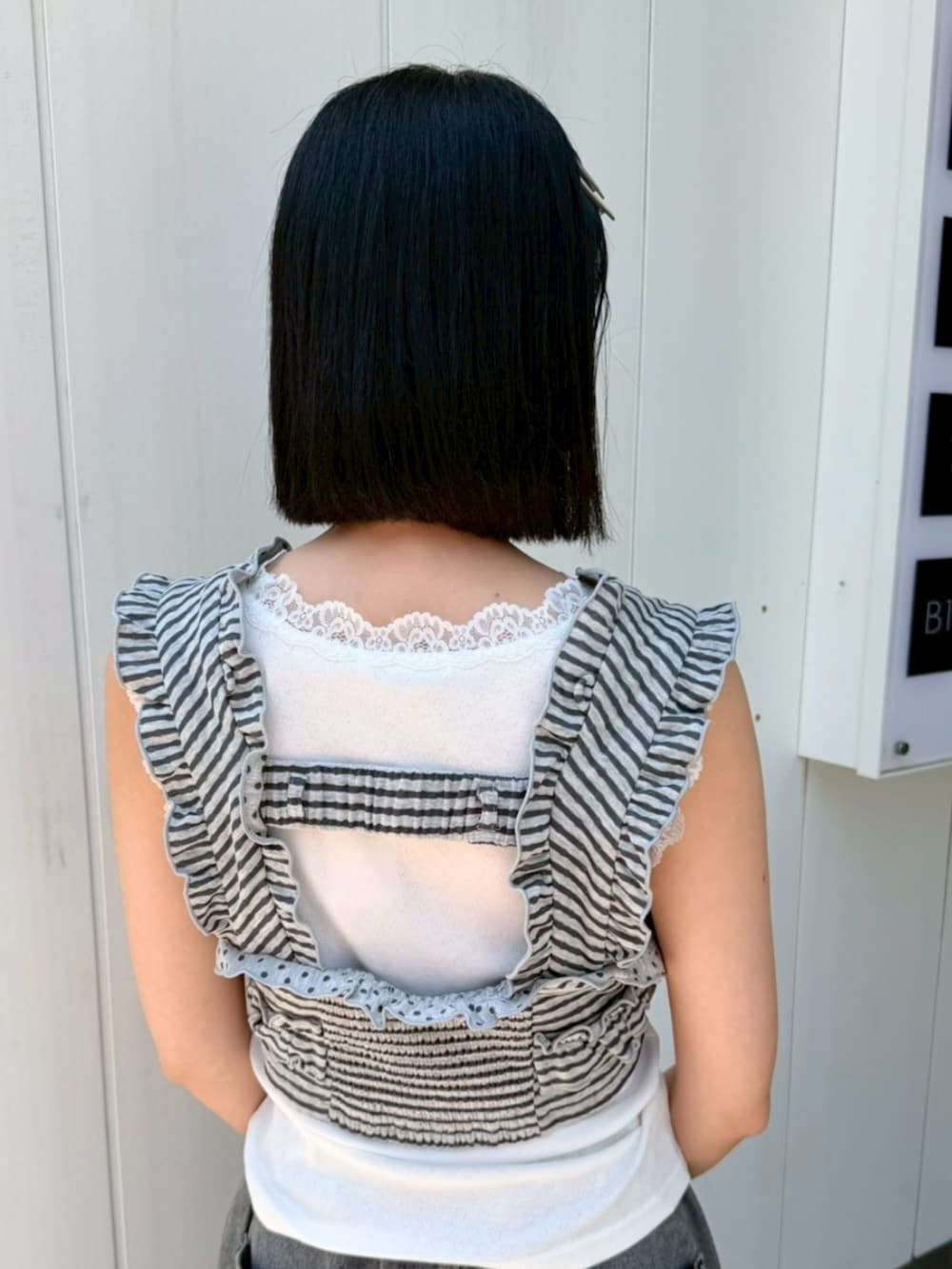 ホワイト系のタンクトップ、グレー系のTシャツ/カットソー、ブルー系のデニムパンツを着用したレディースの夏コーディネートの5枚目の写真