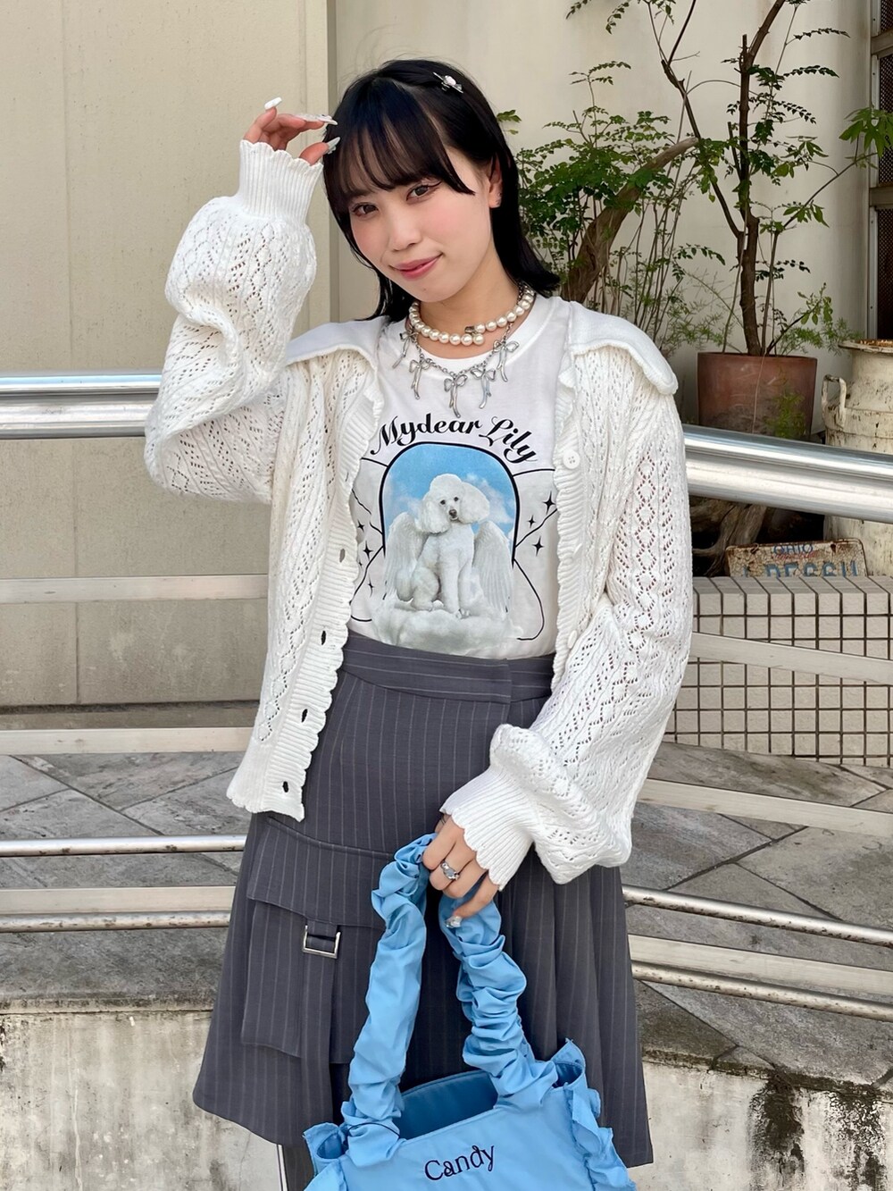 ホワイト系のTシャツ/カットソー、ホワイト系のカーディガン/ボレロ、グレー系のその他パンツを着用したレディースの夏コーディネートの4枚目の写真