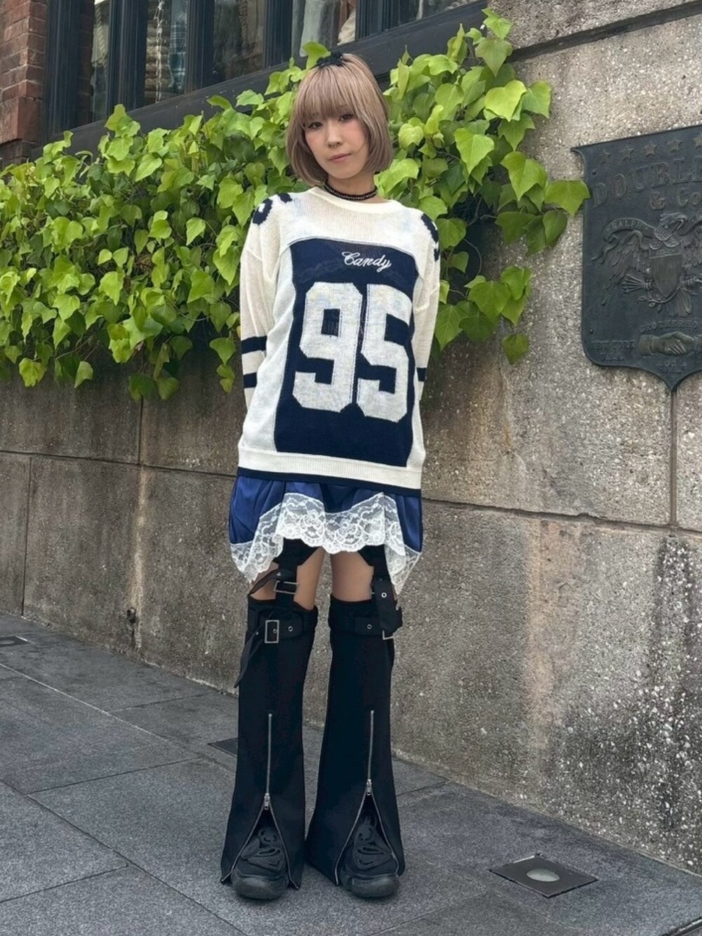 ブラック系のその他パンツ、ブルー系のワンピース、ホワイト系のニット/セーターを着用したレディースの秋コーディネートの2枚目の写真