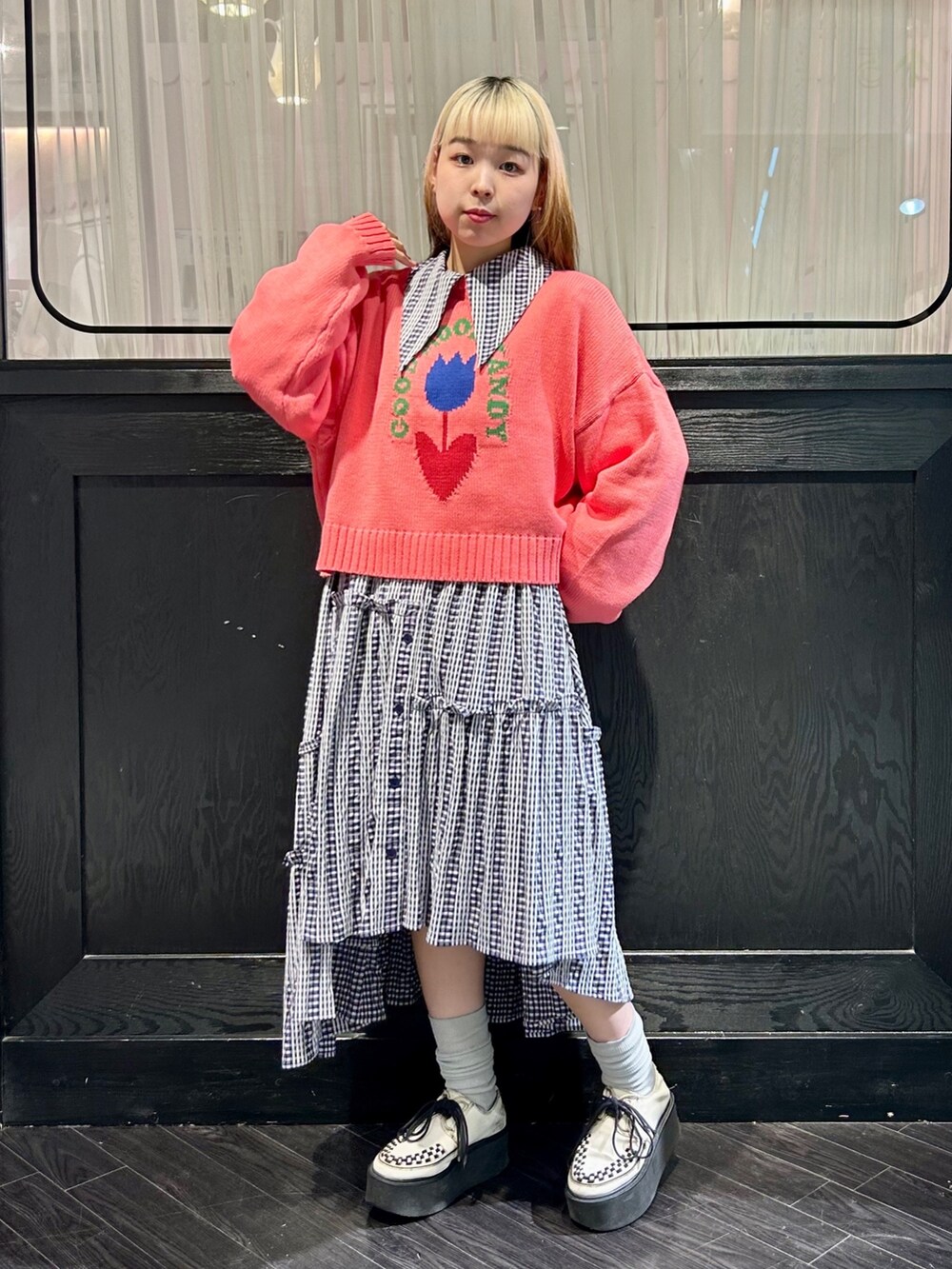 ピンク系のニット/セーター、ホワイト系のワンピースを着用したレディースの冬コーディネートの3枚目の写真