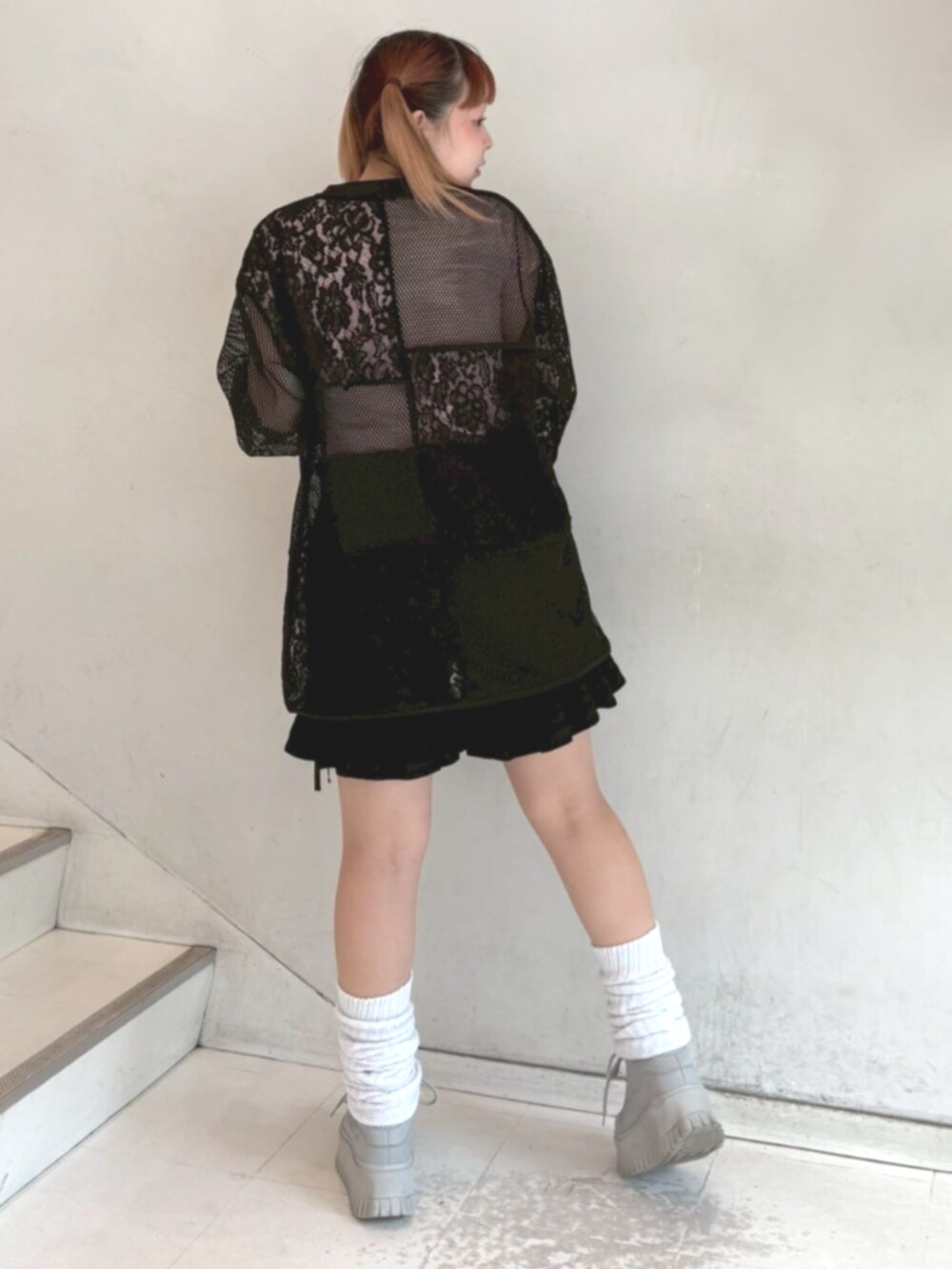 ブラック系のTシャツ/カットソー、ブラック系のその他パンツを着用したレディースの夏コーディネートの2枚目の写真