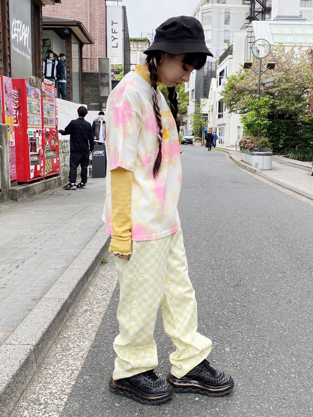 グリーン系のその他パンツ、イエロー系のTシャツ/カットソーを着用したレディースの春コーディネートの3枚目の写真