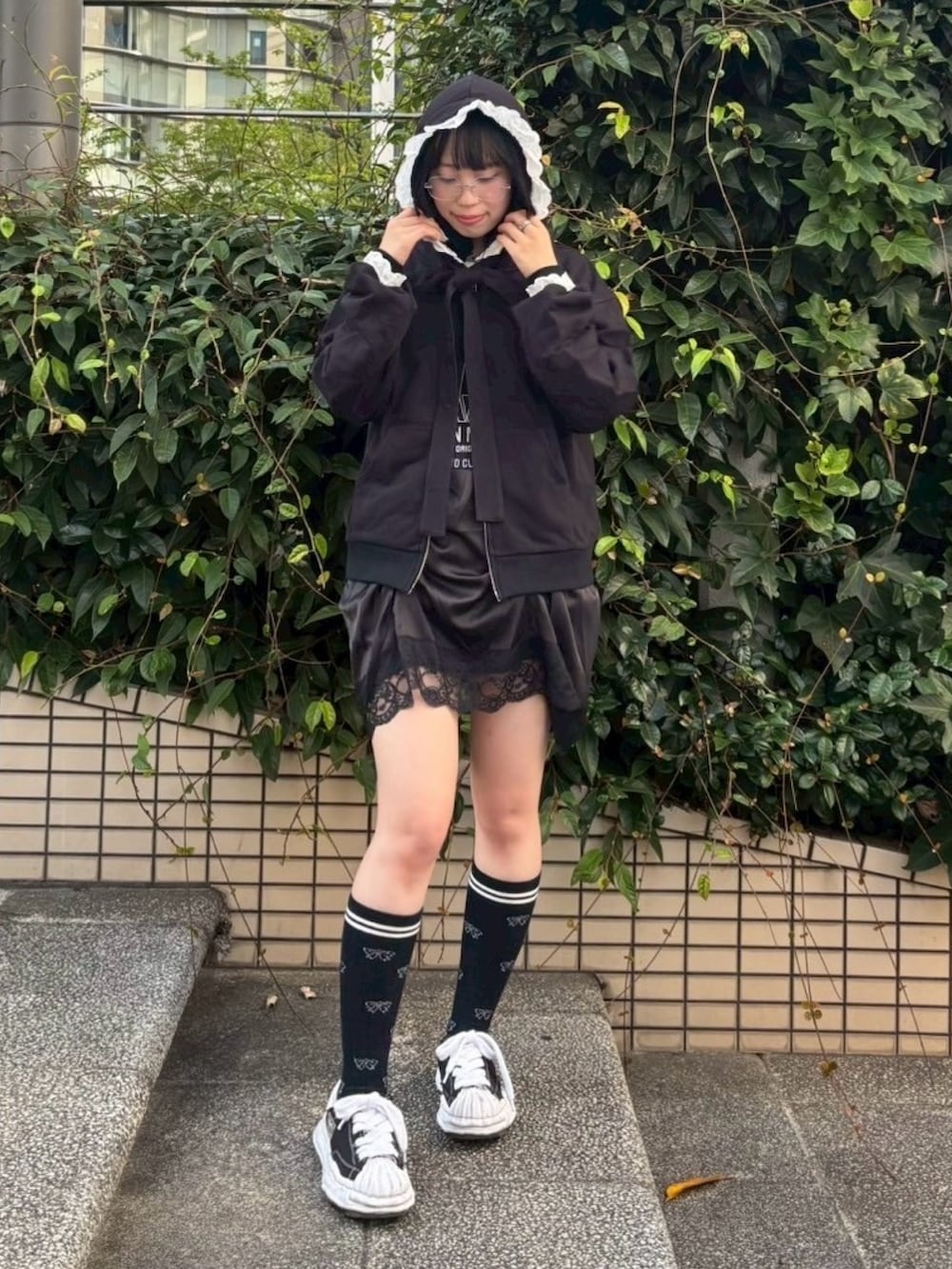 ブラック系のワンピース、ホワイト系のTシャツ/カットソー、ブラック系のパーカーを着用したレディースの秋コーディネートの3枚目の写真