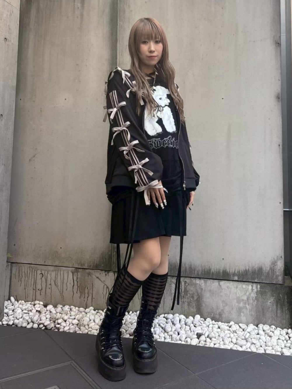 ブラック系のTシャツ/カットソー、ブラック系のブルゾンを着用したレディースの春コーディネートの2枚目の写真