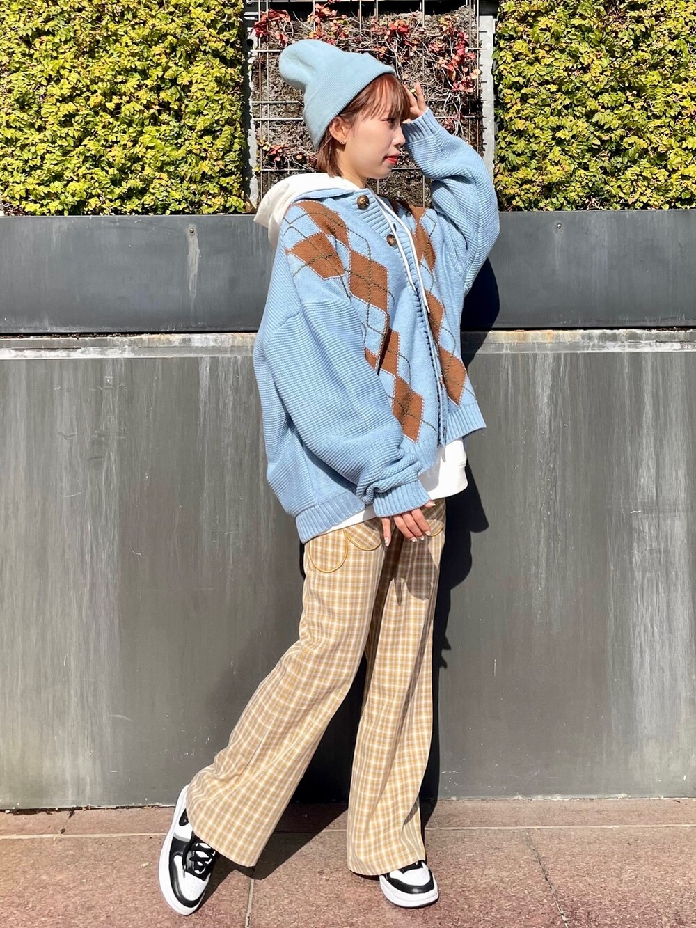 ベージュ系のその他パンツ、ブルー系のカーディガン/ボレロ、ホワイト系のスウェットを着用したレディースの冬コーディネートの3枚目の写真