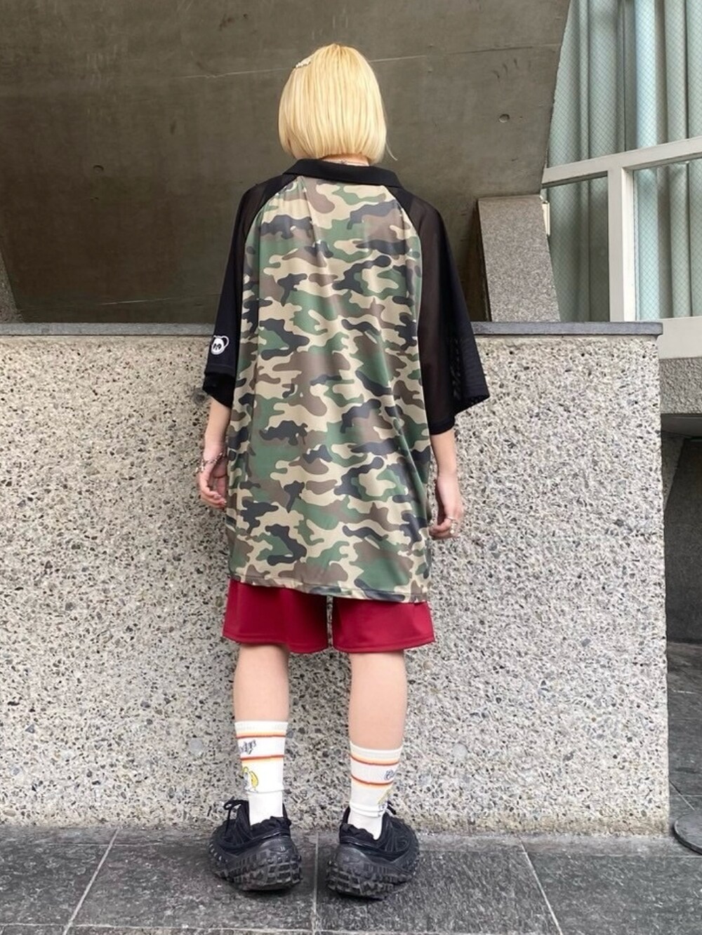 グリーン系のTシャツ/カットソー、レッド系のその他パンツ、ホワイト系のソックス/靴下を着用したレディースの夏コーディネートの5枚目の写真