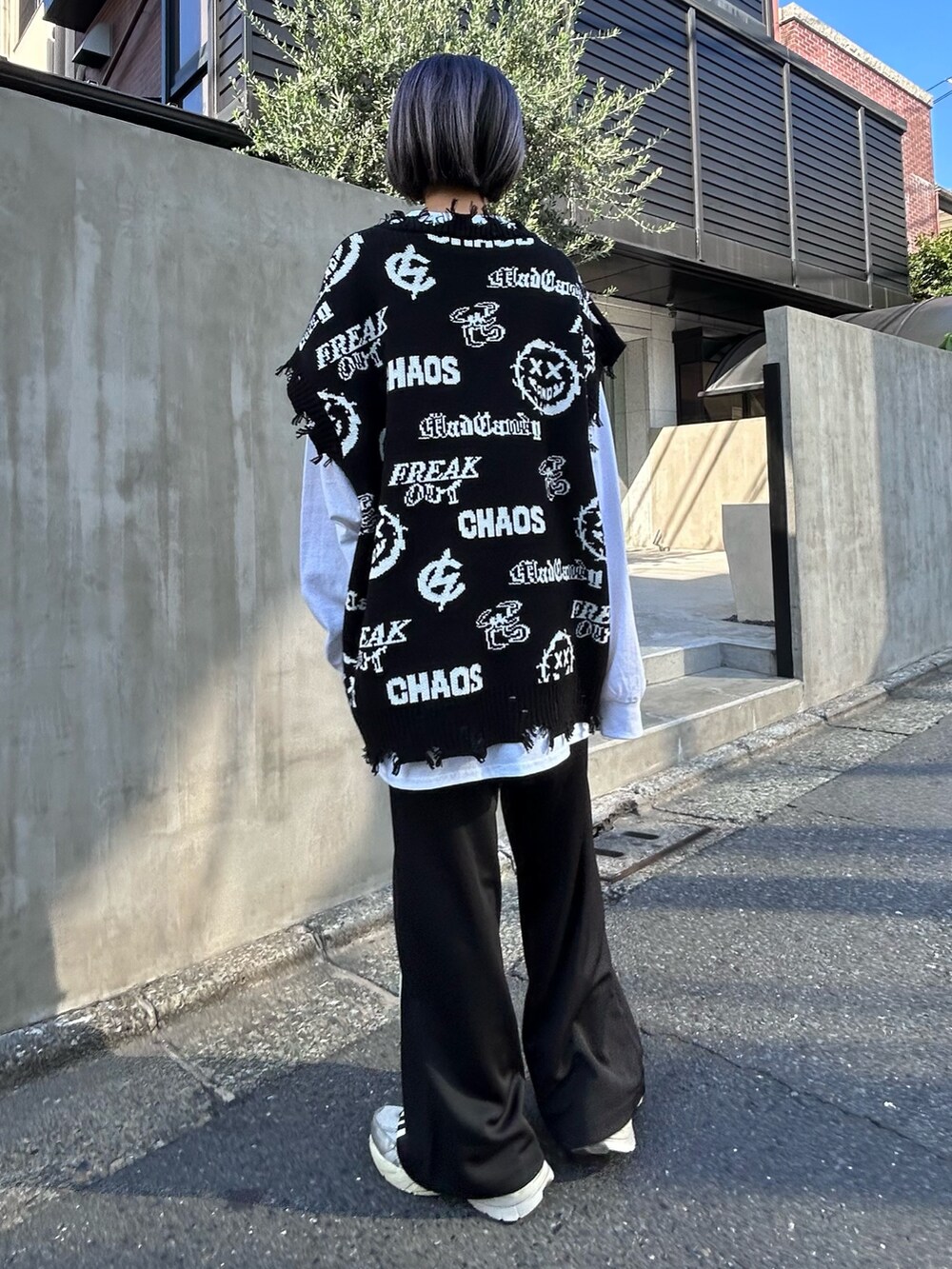 ブラック系のベスト、ホワイト系のTシャツ/カットソー、ブラック系のその他パンツを着用したレディースの秋コーディネートの4枚目の写真