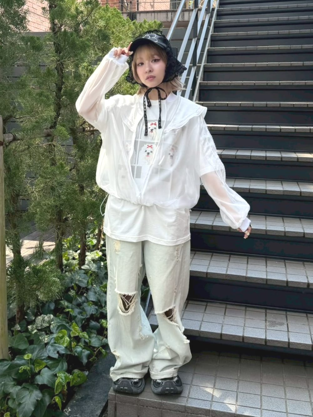 ブルー系のデニムパンツ、ホワイト系のブルゾン、ホワイト系のTシャツ/カットソーを着用したレディースの春コーディネートの2枚目の写真