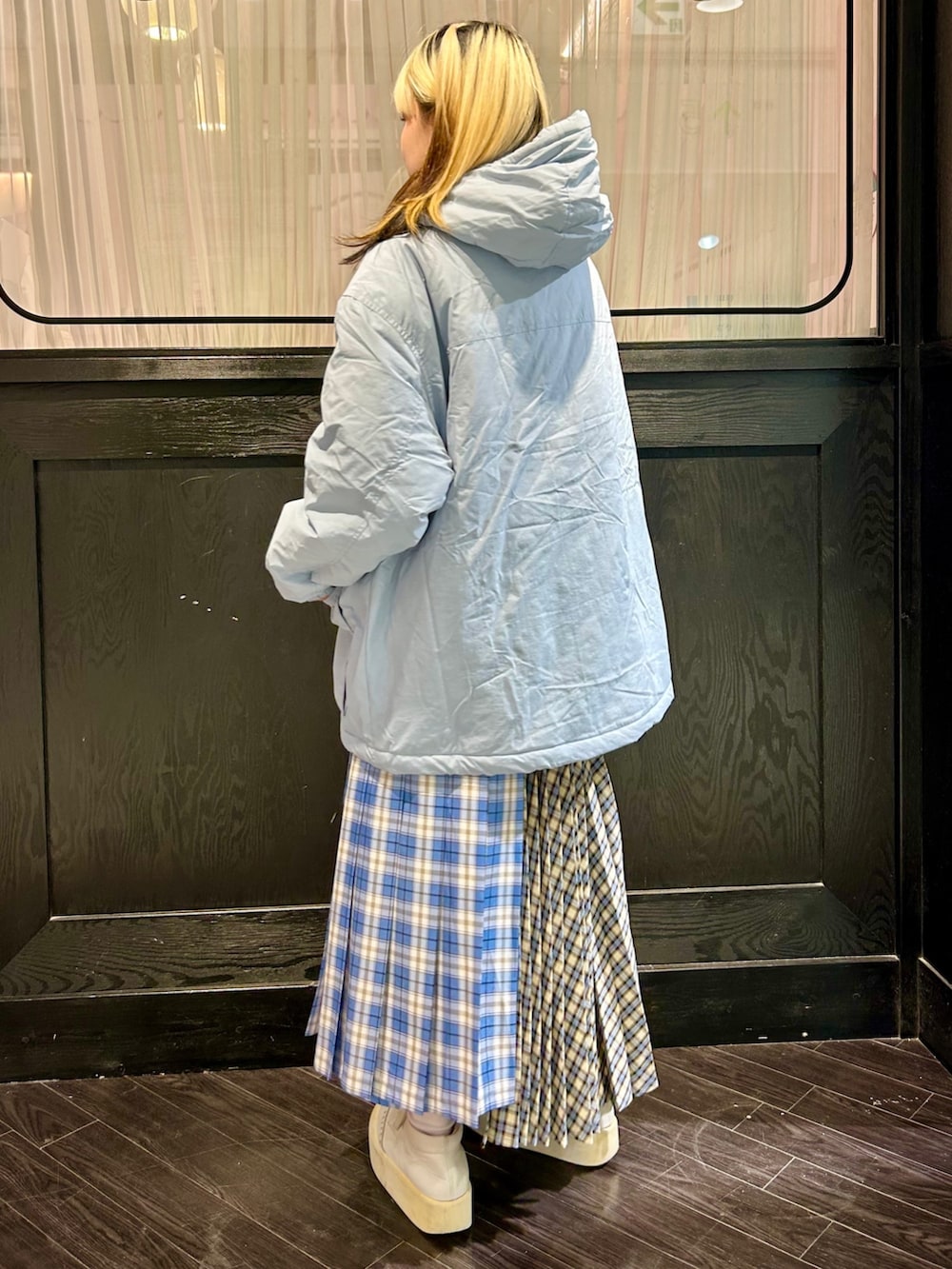 ブルー系のスカート、ブルー系のダウンジャケット/コートを着用したレディースの秋コーディネートの4枚目の写真