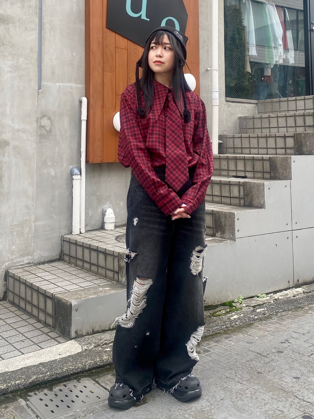 ブラック系のデニムパンツ、レッド系のシャツ/ブラウス、ブラック系のニットキャップ/ビーニーを着用したレディースの秋コーディネートの2枚目の写真