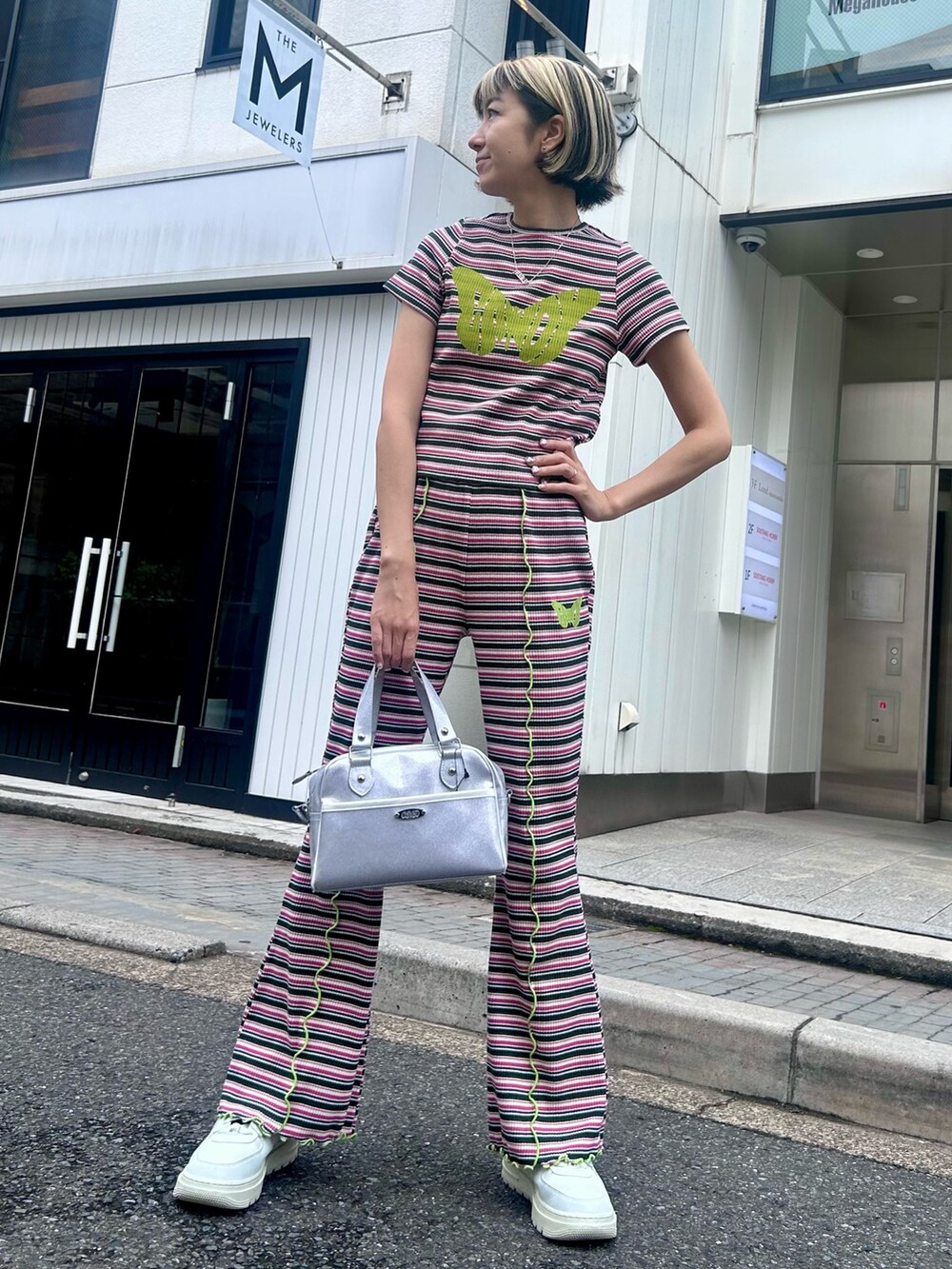 グリーン系のTシャツ/カットソー、グリーン系のその他パンツ、シルバー系のボストンバッグを着用したレディースの夏コーディネートの2枚目の写真