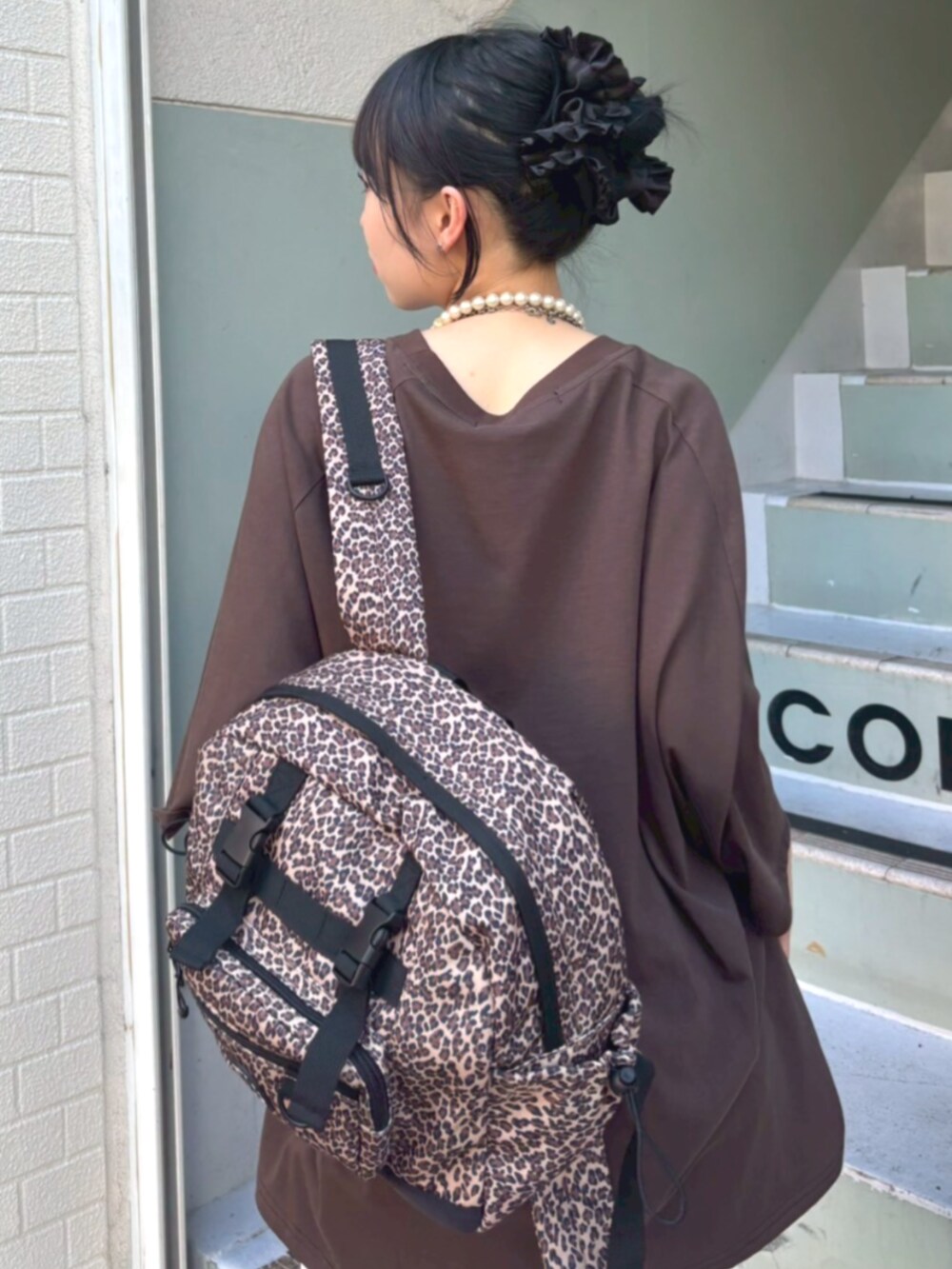 ホワイト系のその他パンツ、グリーン系のTシャツ/カットソー、その他のバックパック/リュックを着用したレディースの夏コーディネートの5枚目の写真