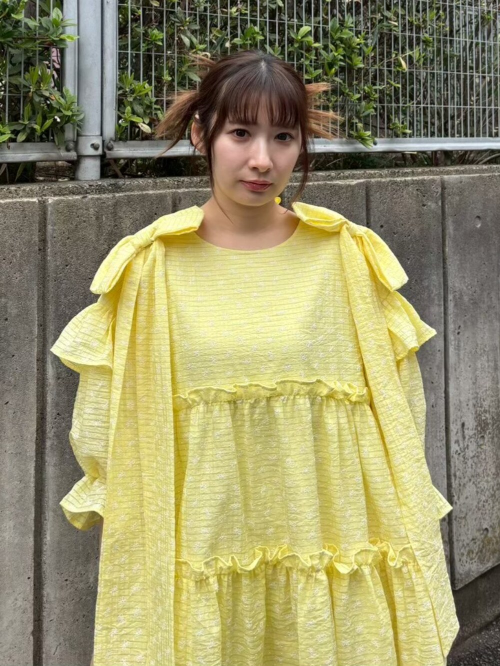 イエロー系のワンピースを着用したレディースの夏コーディネートの4枚目の写真