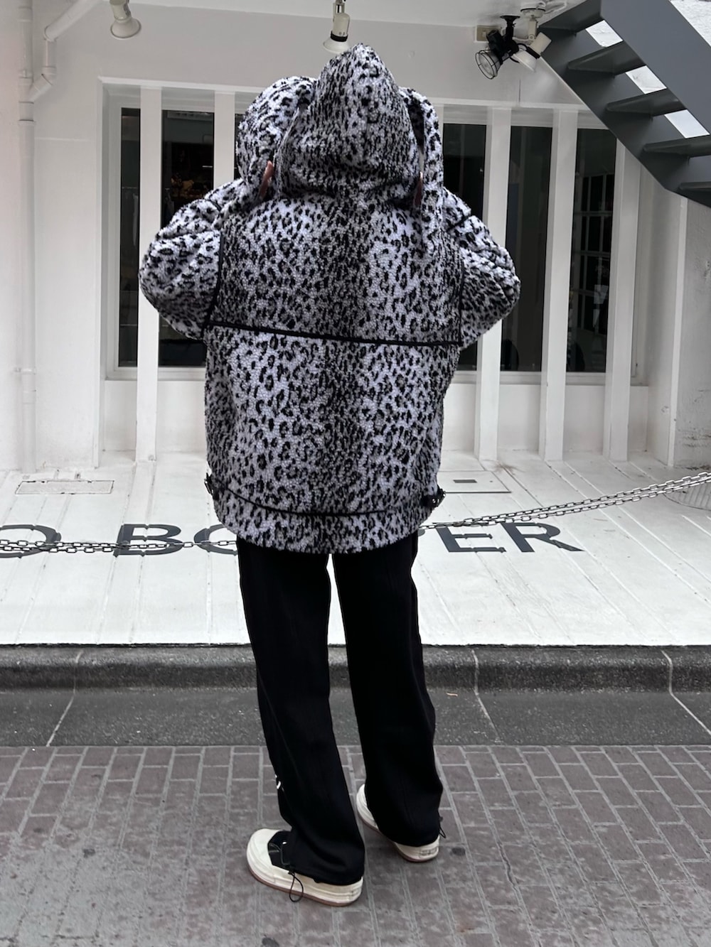 ブラック系のパーカー、グレー系のダウンジャケット/コート、ブラック系のスウェットパンツを着用したレディースの冬コーディネートの6枚目の写真