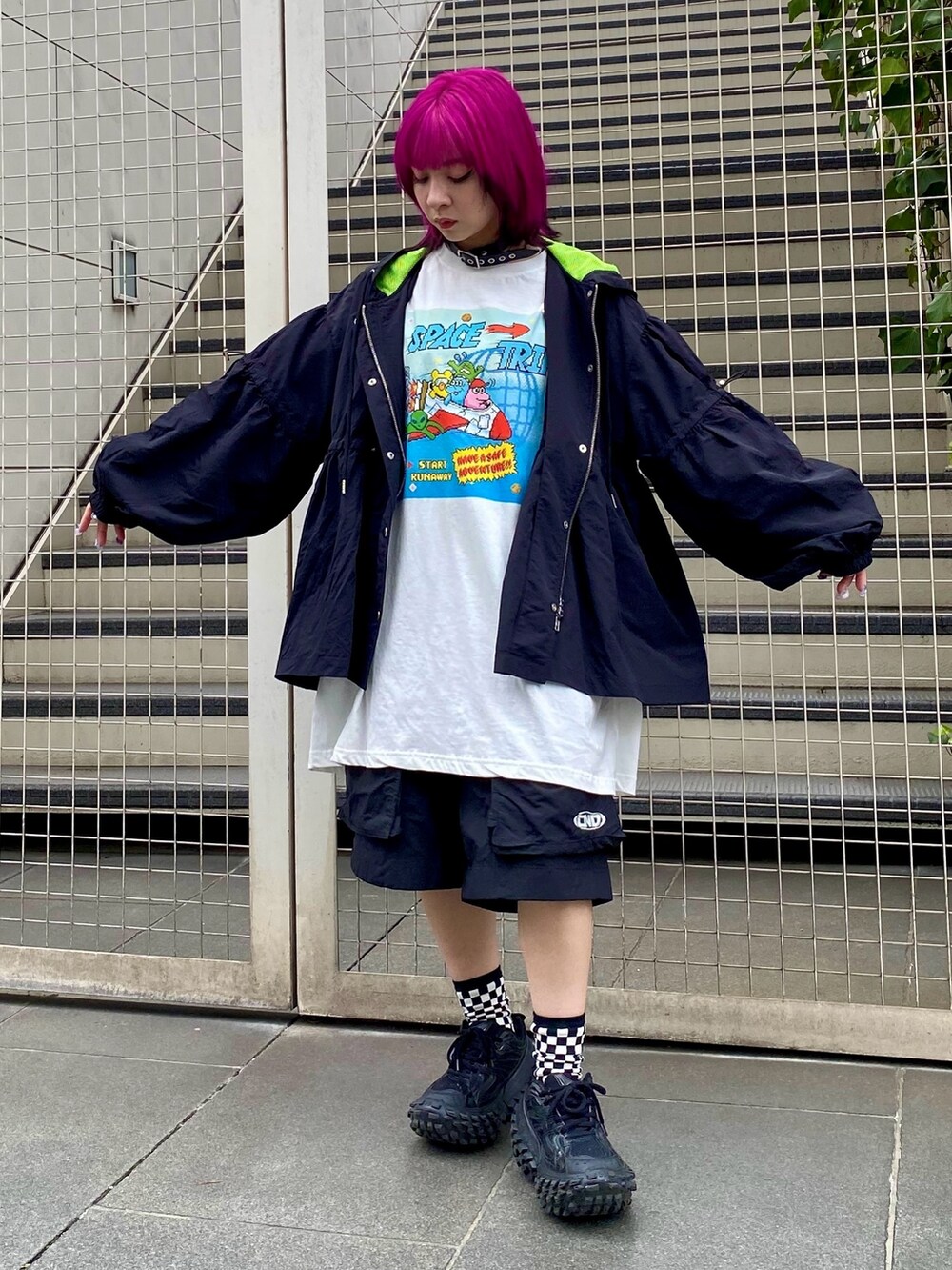 ブラック系のナイロンジャケット、ホワイト系のTシャツ/カットソー、ブラック系のショルダーバッグを着用したレディースの春コーディネートの3枚目の写真