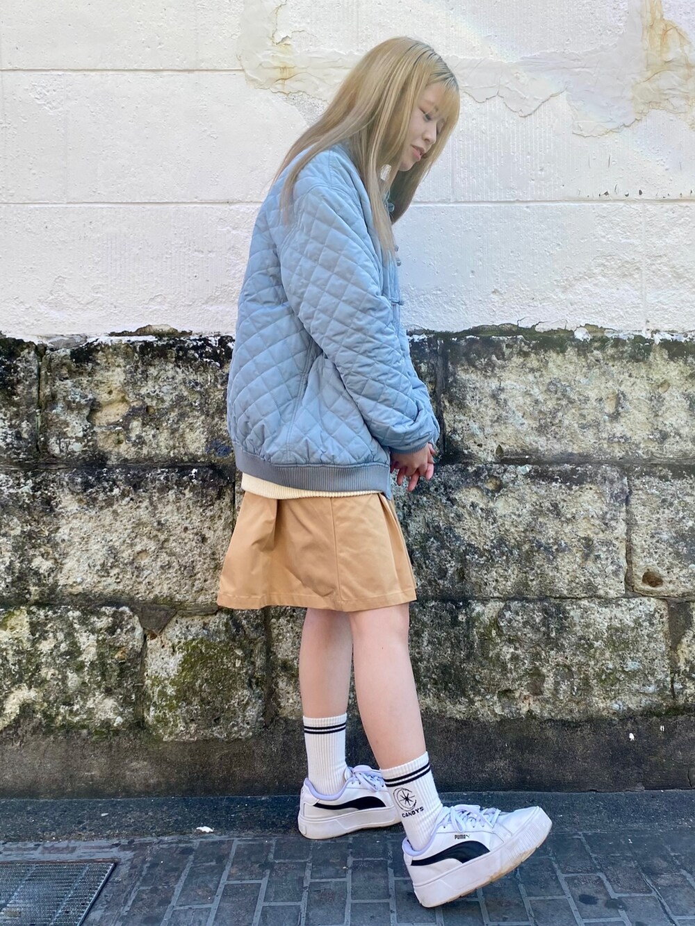 ブルー系のその他アウター、ベージュ系のスカートを着用したレディースの秋コーディネートの3枚目の写真