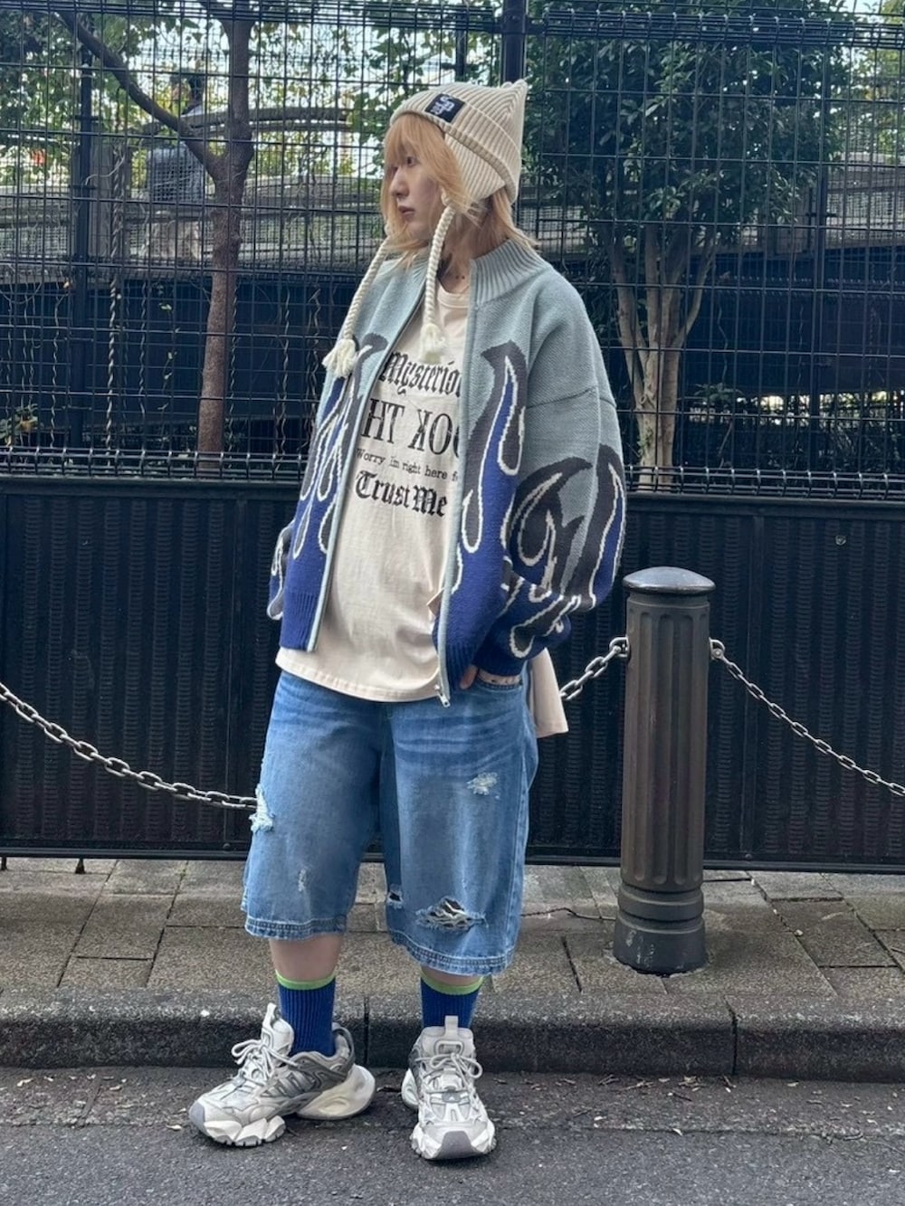 ブルー系のニット/セーター、ベージュ系のTシャツ/カットソー、ブルー系のデニムパンツを着用したレディースの秋コーディネートの2枚目の写真