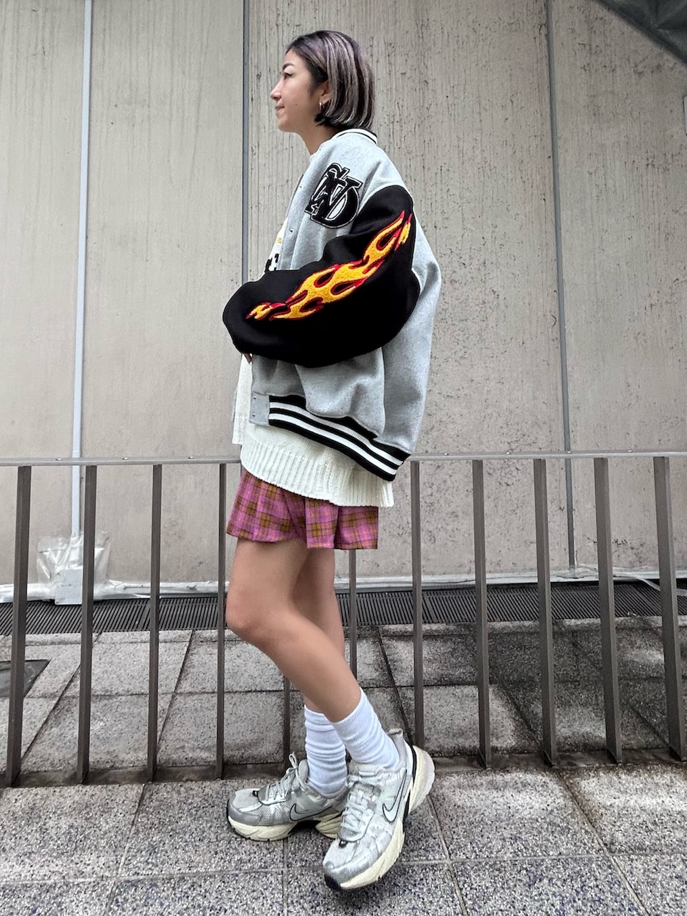 シルバー系のシューズ、ピンク系のスカート、ホワイト系のニット/セーターを着用したレディースの秋コーディネートの4枚目の写真