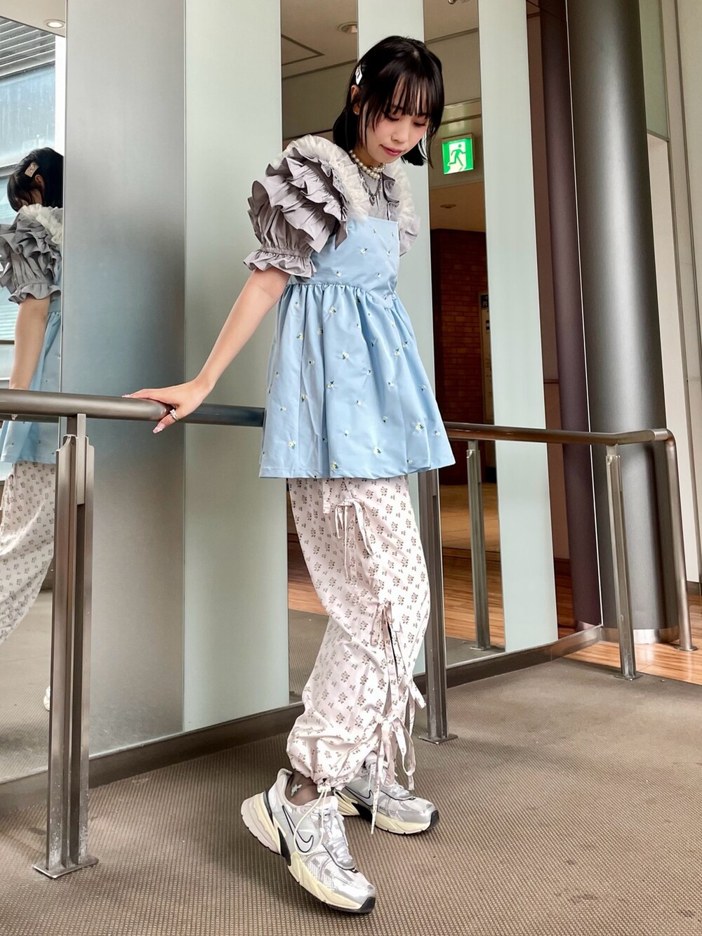 グレー系のその他トップス、ブルー系のワンピース、ホワイト系のその他パンツを着用したレディースの春コーディネートの3枚目の写真