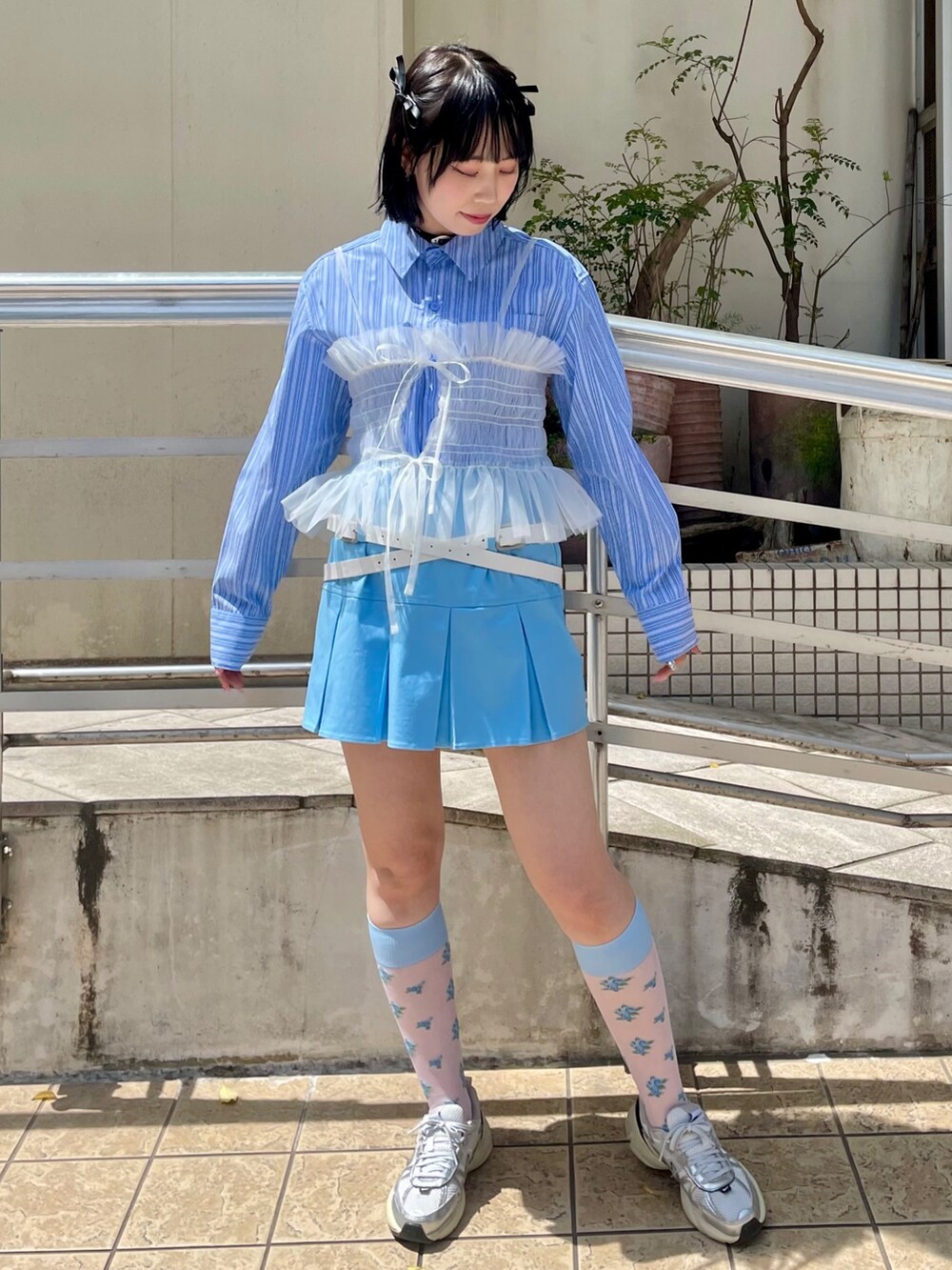 ブルー系のシャツ/ブラウス、ブルー系のスカート、ホワイト系のキャミソールを着用したレディースの春コーディネートの2枚目の写真