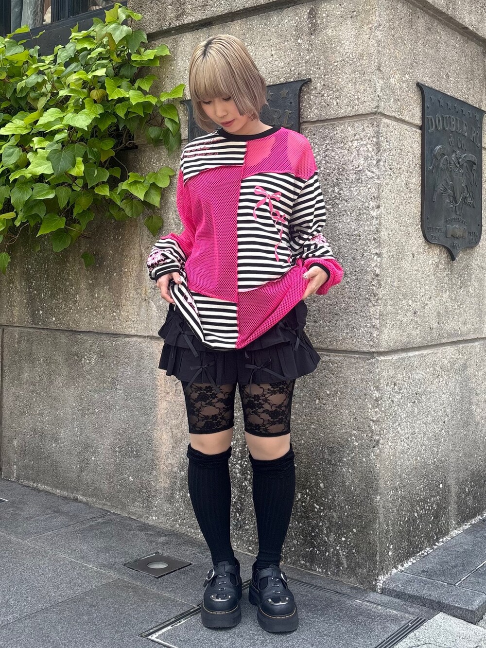 ピンク系のTシャツ/カットソー、ブラック系のその他パンツを着用したレディースの夏コーディネートの4枚目の写真