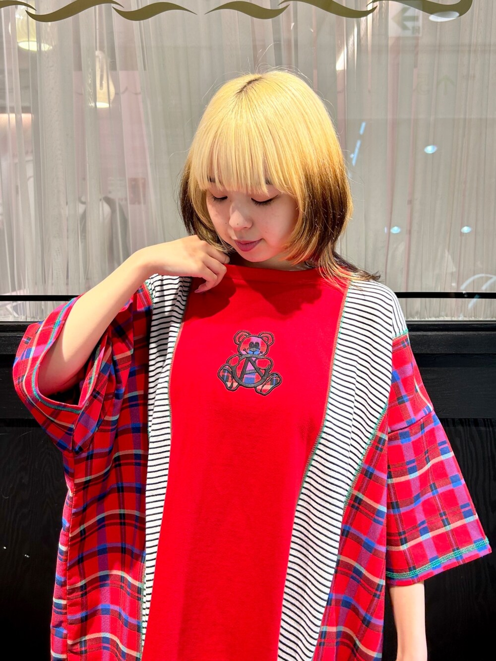 レッド系のTシャツ/カットソーを着用したレディースの夏コーディネートの3枚目の写真