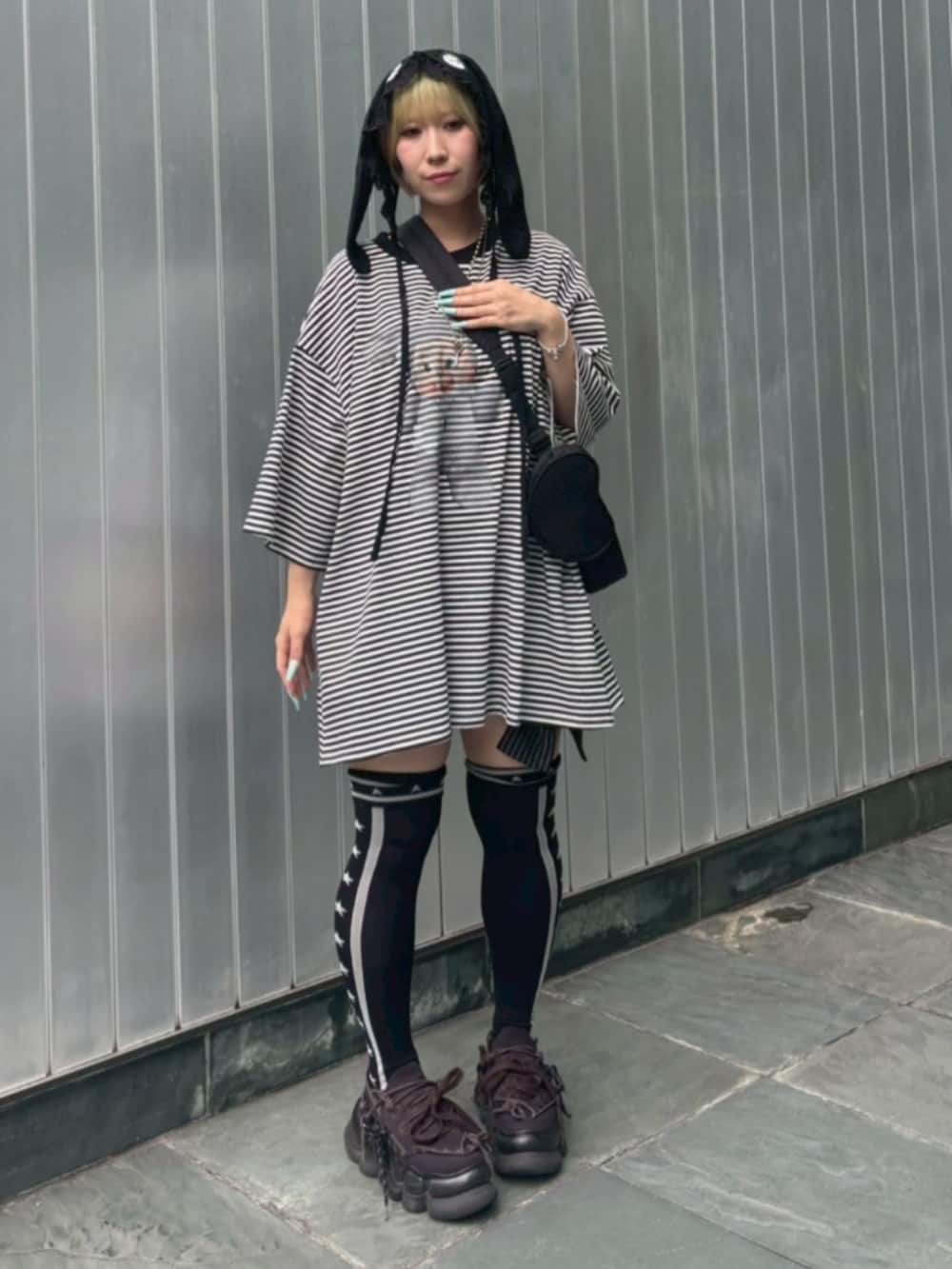 ブラック系のTシャツ/カットソー、ブラック系のショルダーバッグ、ブラック系のニットキャップ/ビーニーを着用したレディースの夏コーディネートの2枚目の写真