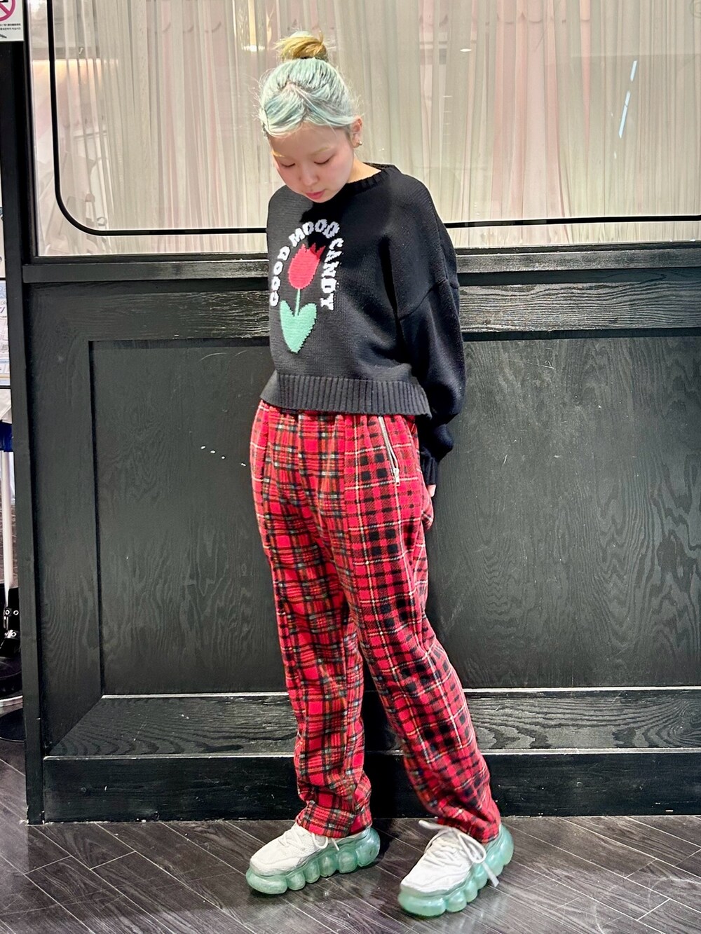 レッド系のその他パンツ、ブラック系のニット/セーターを着用したレディースの冬コーディネートの3枚目の写真