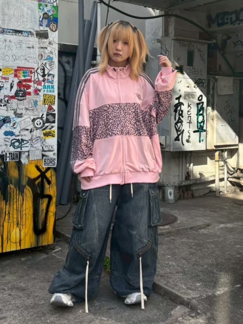 ピンク系のブルゾン、ブルー系のデニムパンツを着用したレディースの春コーディネートの2枚目の写真